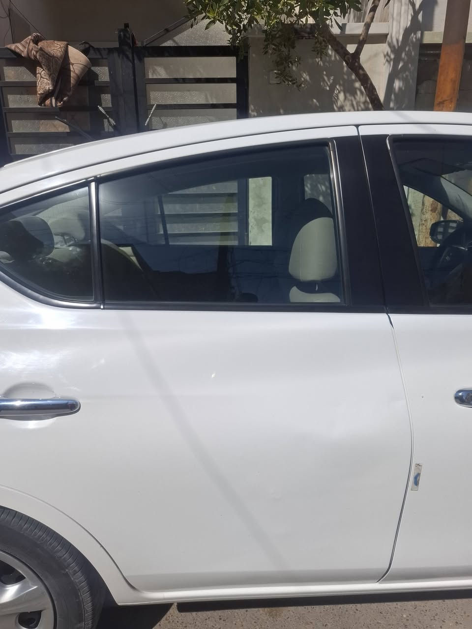 السلام عليكم ورحمة الله وبركاته
عندي نيسان سني هندي موديل ٢٠٢٤ خليجي 
داخلة للعراق شهر السابع 
اللون ابيض 
رقم بغداد بأسمي ثاني يوم احولك
اربع جام كهربائي
كير اوتوماتيك 
شاشة + كامرة 
تبريد شغال 
قطعتين تبريد 
ماشية ٤٥ حقيقي
حدادية ممتازة
السيارة جدآ اقتصادية بالصرف كلة عادي 
بيها طخة بالباب الخلفي عكس السائق هي واكفة بالفرع انطخت
السيارة خير من الله ولا تفكر توكف بالشارع 
السيارة رايدها ١٢٥ وبيها مجال مكاني الغزالية شارع البدالة
للاستفسار 
***********
