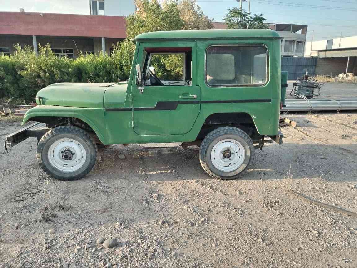 جێب سەحرا مۆدیل 1980 دەبل ئەکسلە گێڕو مەکینە وکارەبایی کامل بێ عیبە دەبل ئەکسلی ئیش دەکات ئەکسلی کەمەک دەنگی دێت سەیارەکی بێ مەسرەفە  سعری 22 وەرەقەو مەجال ***********
