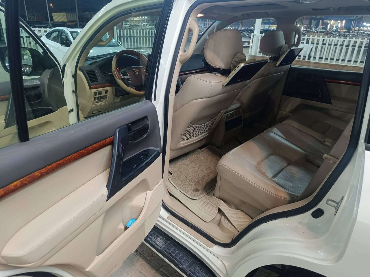 السلام عليكم 
لاندكروزر GXR  للبيع موديل 2013 سياره جديده مكفولة  السعر
33000 $  مكان السيارة النجف الاشرف الإستفسار اتصل على 
***********
