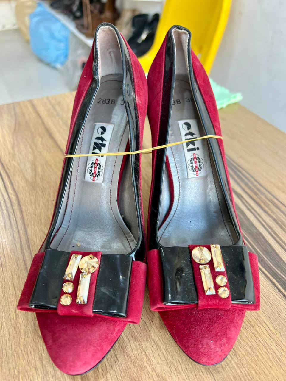 السلام عليكم احذية بالة اوربية قطع نظيفة وقسم جديد كلشي موجود نسائي ومال اطفال مكاني ناصرية مركز الثورة قريب على الشارعين هذا الرقم اتصال او مراسلة  *********** يوجد توصيل داخل الناصرية
