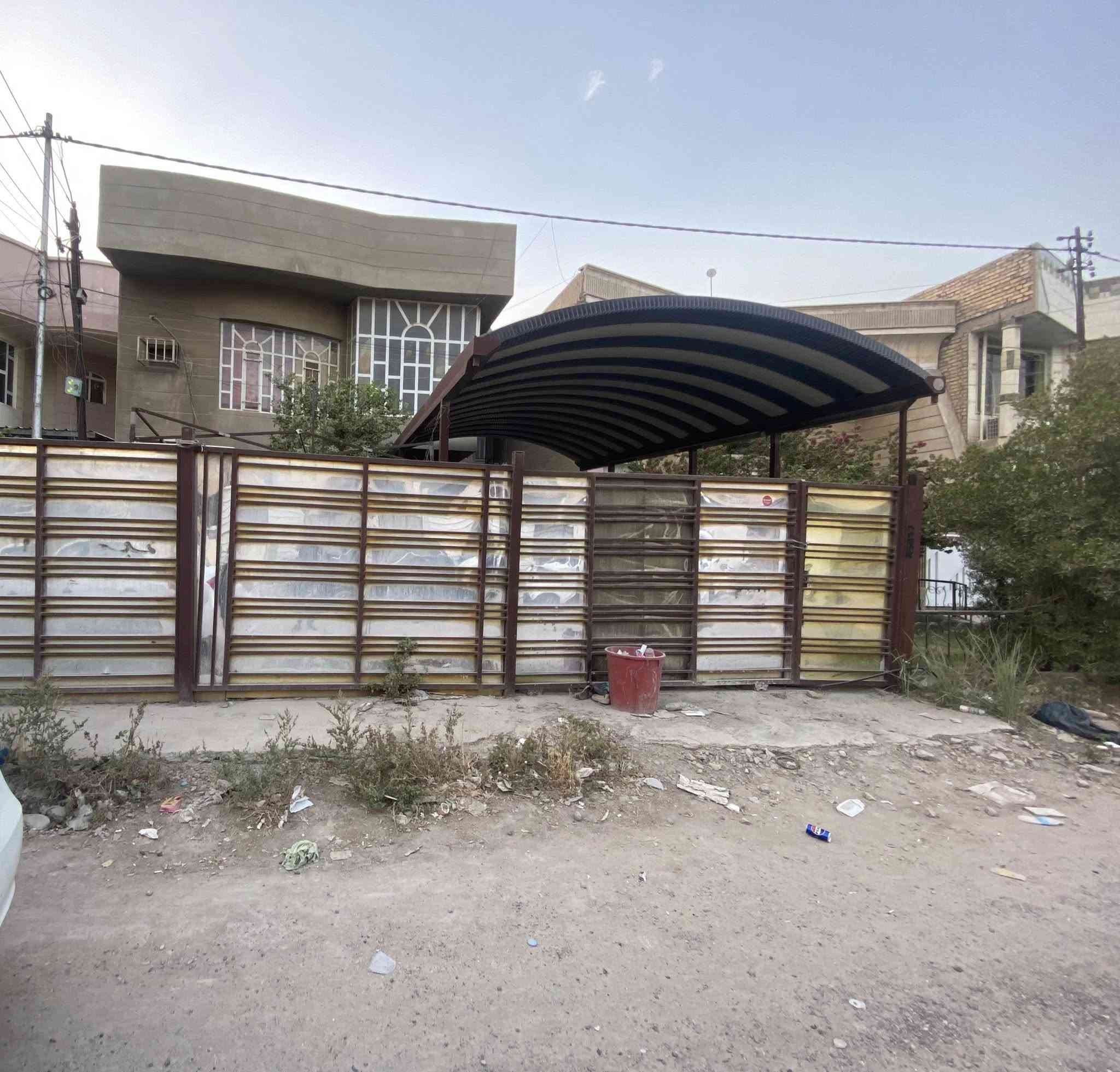 السلام عليكم دار للبيع المساحه 150 متر واجه 10 نزال 15 يحتوي على ثلاث غرف نوم واربع حمامات واستقبال ومطبخ وكراج كبير العنوان بغداد -العامريه- قرب ملجا العامريه للاستفسار الاتصال بالرقم *********** او مراجعة مكتب المدينه للعقار في العامريه شارع المضيف قرب جامع ملوكي
