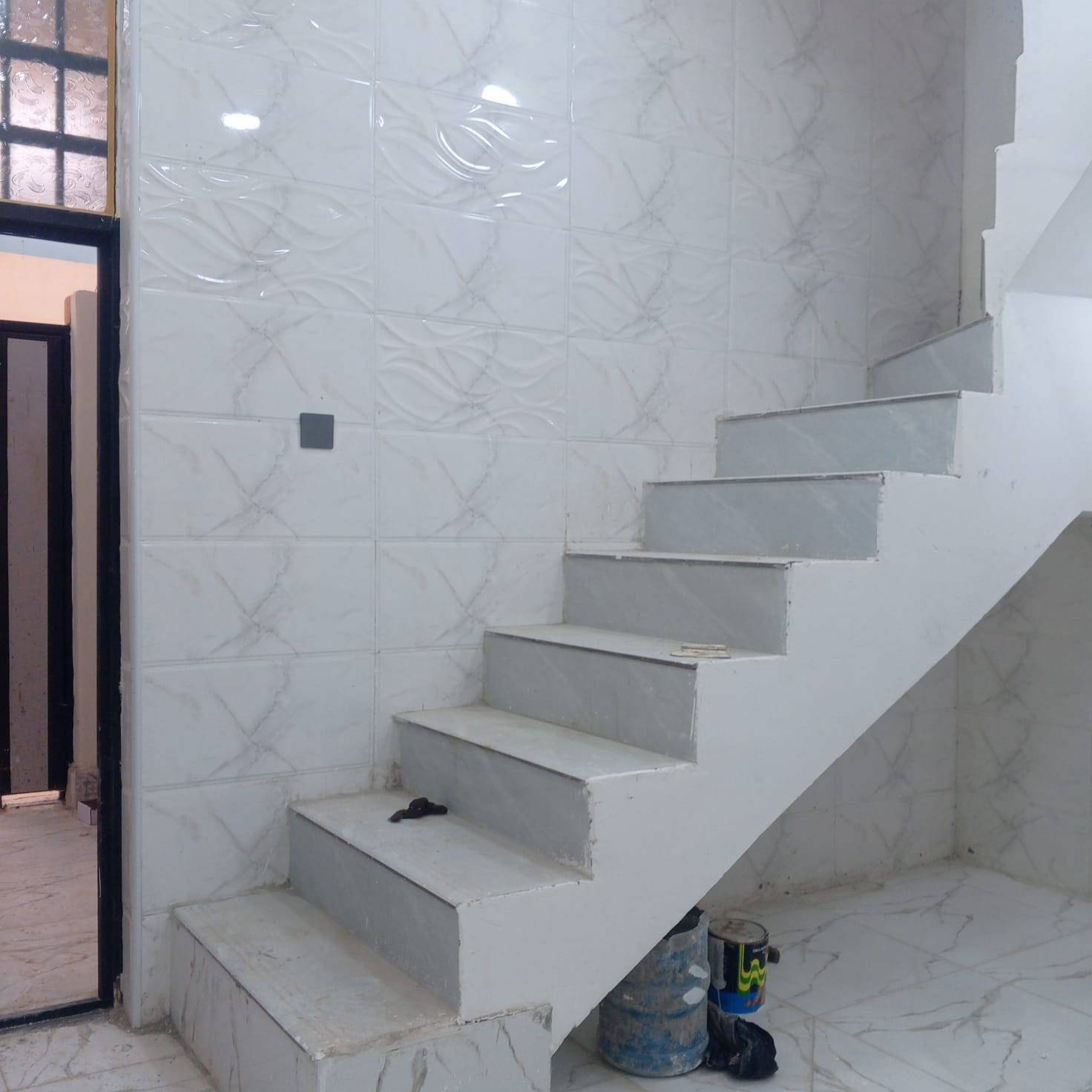 بيت للبيع ((50م)) 🚩🚩🏠🏠خط اول قريب على شارع الصب العنوان النجف 👇👇
بيت للبيع المساحه 50متر قريبه على شارع الصب 
#يحتوي البيت على غرفه وصاله ومطبخ وحمامات 
#السعر 25وبي مجال (اقرار محكمه سند25)
للستفسار***********📞📞
