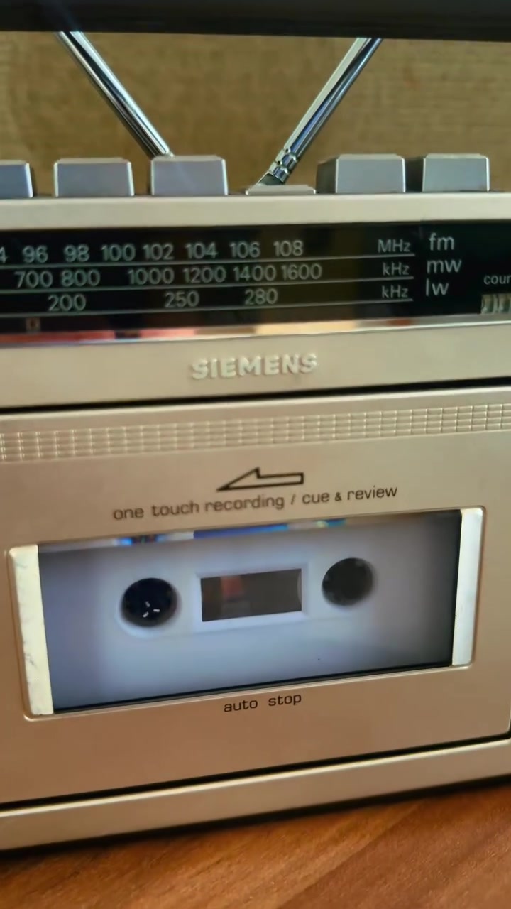 سيمنس الماني راديو fm مع مسجل بحاله الوكالة
السعر 145 الف تواصل واتساب ***********
