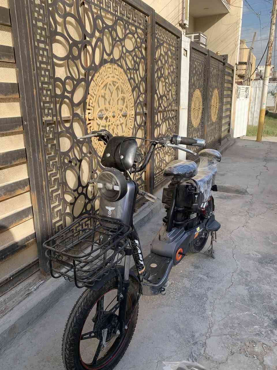 دراجة شحن للبيع نضيفة كلش بيها أشياء بسيطة جدا ماشتغل بس البك لايت ميشتغل و الضوء الأمامي يرمش يحتاج تثبيتة زين وكلش مرتبة ونضيفه واهم شي والي مرخص سعرها بطاريات مصفرة تحتاج تبديل وياها شاحنة وبايدرات ومرايات بيها أربع بطاريات مصفرة وترهم الخامسة وسعرها معقول يعني وانتة شوف بالصور سعرها ٢٢٥ ألف وبيها مجال بسيط وان شاءالله منختلف مكاني بغداد الغزالية قرب سوق النفلة 
الهاتف ***********
