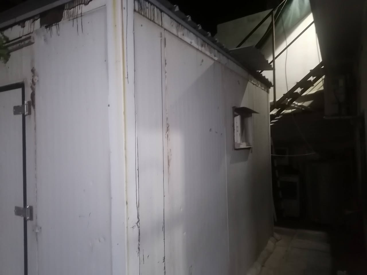 كرفان مخزن للبيع يرهم محل يرهم مخزن للبيع حجم الكرفان ٤ في ٣ سندوج الأصلي أمريكي للإستفسار ألاتصال (***********) أبوسجاد الحداد..؟
