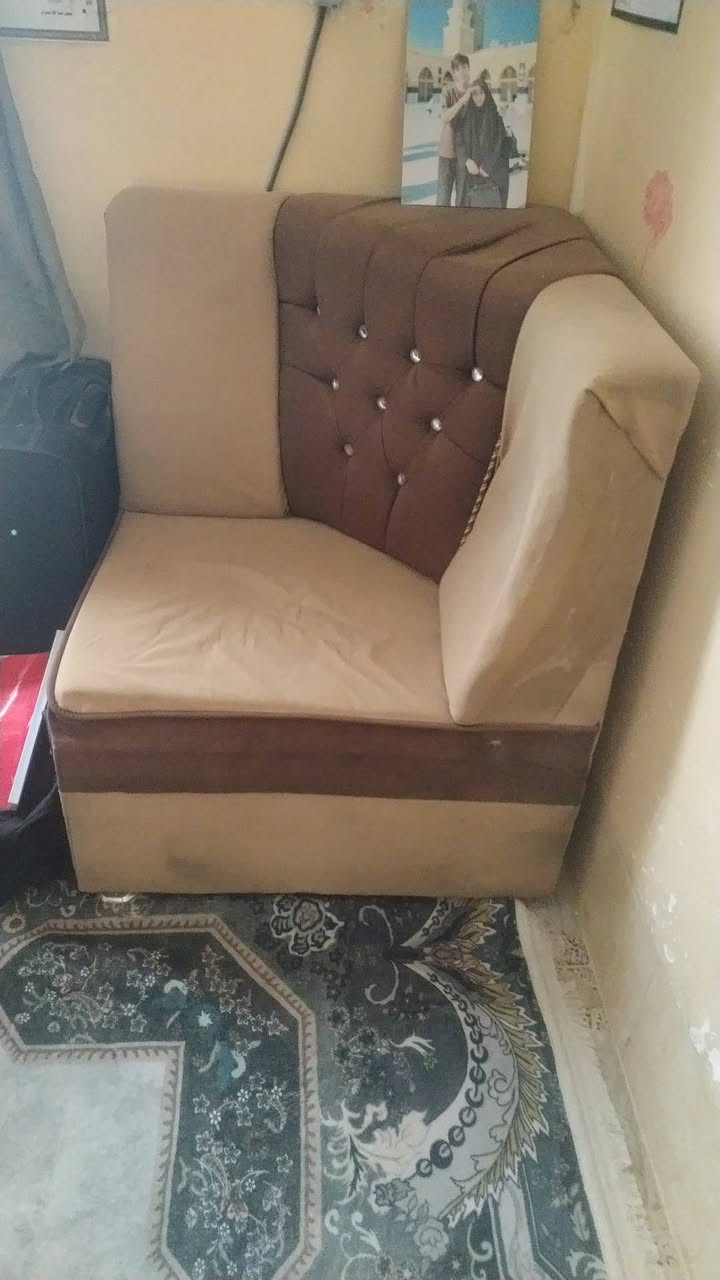 السلام عليكم… 
من رخصة الادمن .
ديوان 16 مقعد مابيه اي ضرر للبيع السعر 200 وبيه مجال المكان ابو غرق قرب الطاقه 
للأستفسار الاتصال على الرقم *********** او ع الخاص 
🌹🌹
