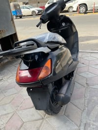 دراجة نارية نوع هوندا بحالة جيدة للبيع. اللون أسود والمقعد مغطى بكيس ل...