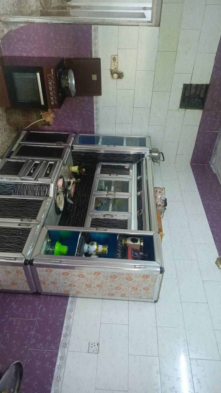 بيت للبيع مساحة 150 متر الواجهة 7ونص والنزال 20 في منطقة ام الكبر والغزلان شارع الضغط قريب ع الشارع العام يحتوي على الطابق الاول غرفتين واستقبال ومطبخ وحمام وتواليت الطابق الثاني 4 غرف وحمام وتواليت السعر 195 وبي مجال ‏‪***********‬‏
