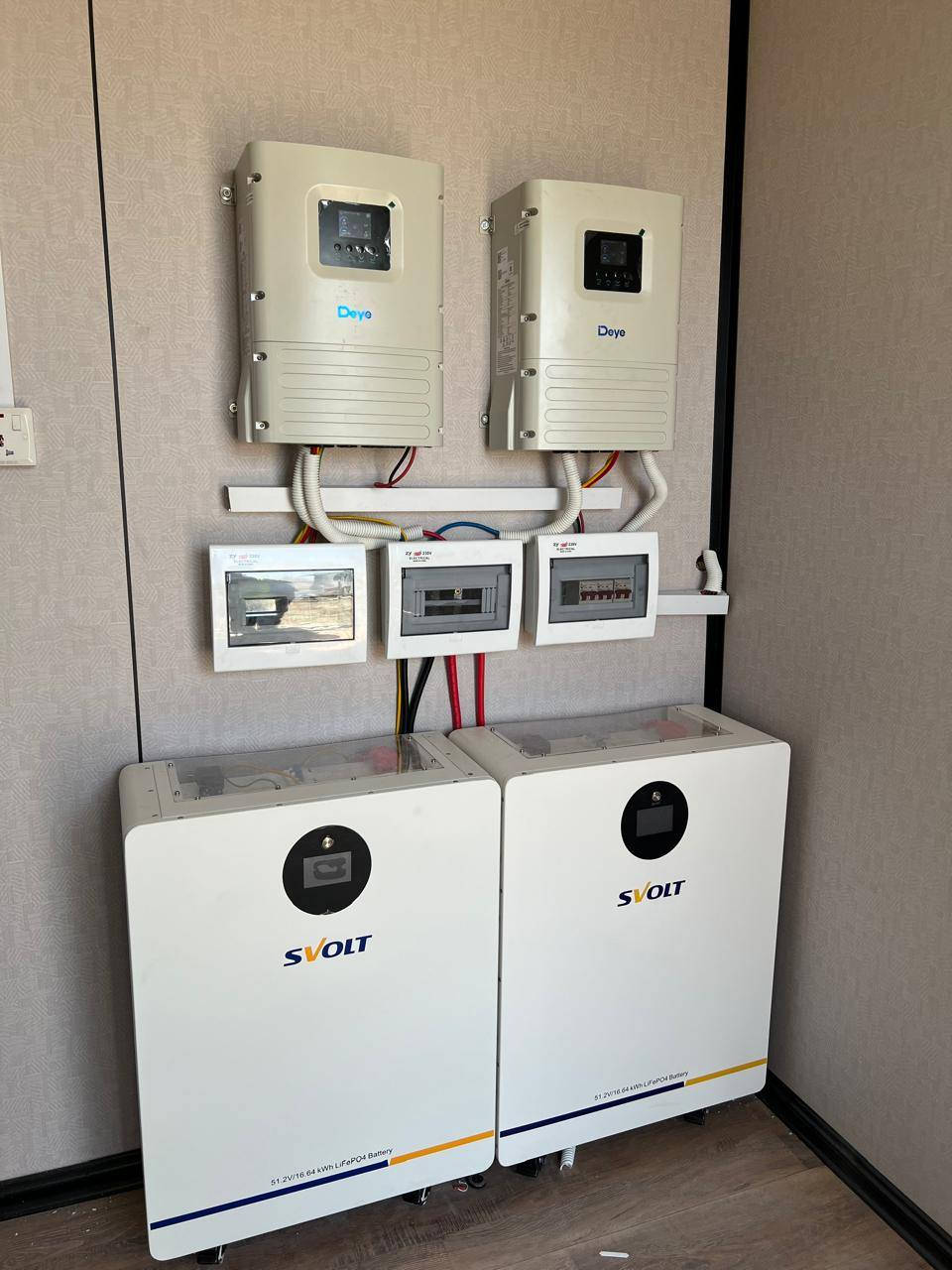 تم بعون الله إنجاز منظومة طاقة شمسية عالية الكفاءة لصالح شركة نفط ذي قار
📍 الشطرة / اللقطيعة
⚡ قدرة التشغيل الفعلية:
🔸 45 أمبير نهاري 🌞
🔸 35 أمبير ليلي 🌙
🧰 تفاصيل المنظومة:
▪️ 24 لوح شمسي LONGi X10 بقدرة 645 واط لكل لوح
▪️ عدد 2 إنفيرتر Deye بإجمالي قدرة 12KW
▪️ عدد 2 بطارية ليثيوم فوسفات الحديد بسعة إجمالية 32KWh
▪️ بطاريات SVOLT الأصلية بعمر تشغيلي يصل إلى 9000 دورة
✨ مميزات النظام:
✔️ تشغيل مستقر وكفاءة عالية
✔️ مناسب للأحمال الكبيرة والاستخدام المستمر
✔️ قابل للتطوير مستقبلاً
✔️ تقليل الاعتماد على المولدات بشكل كبير
📞 مكتب ذوالفقار للطاقة الشمسية
***********
***********
نقدّم حلول طاقة متكاملة بتصميم وتنفيذ مضمون
#الطاقة_الشمسية #ذي_قار #الشطرة #طاقة_نظيفة #حلول_ذكية
