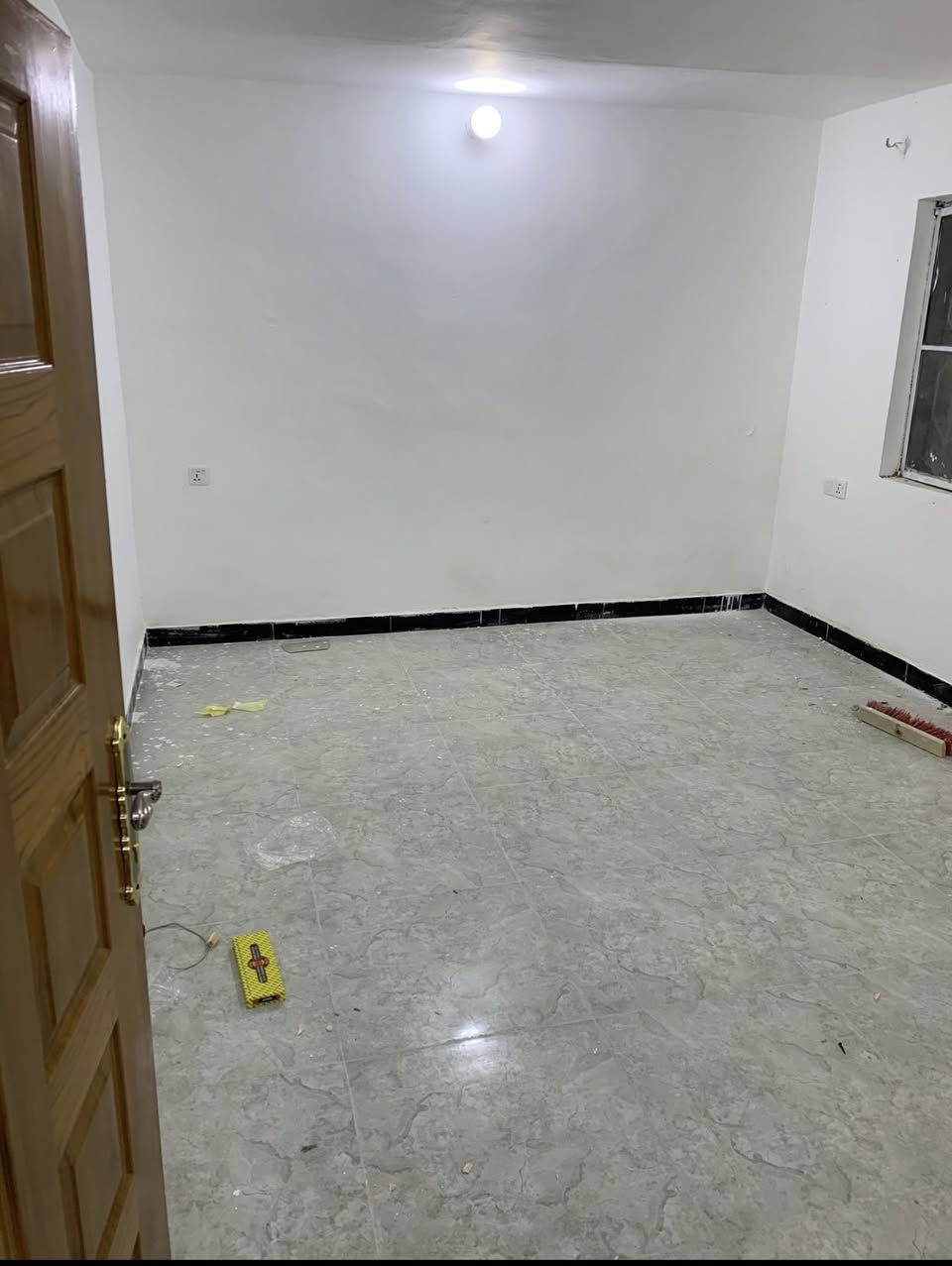 بيت للبيع المساحة 100 م ملك صرف الواجهه 5 والنزال 20 في الشرطة الخامسه قرب شارع المدارس يحتوي على كراج وصاله ومطبخ وخدمات وغرفتين نوم ترميم 2024 وحاليا مؤجر ب450 الف والسعر جدا مناسب 115 وبي مجال للتواصل مع صاحب الدار هاتف ***********
