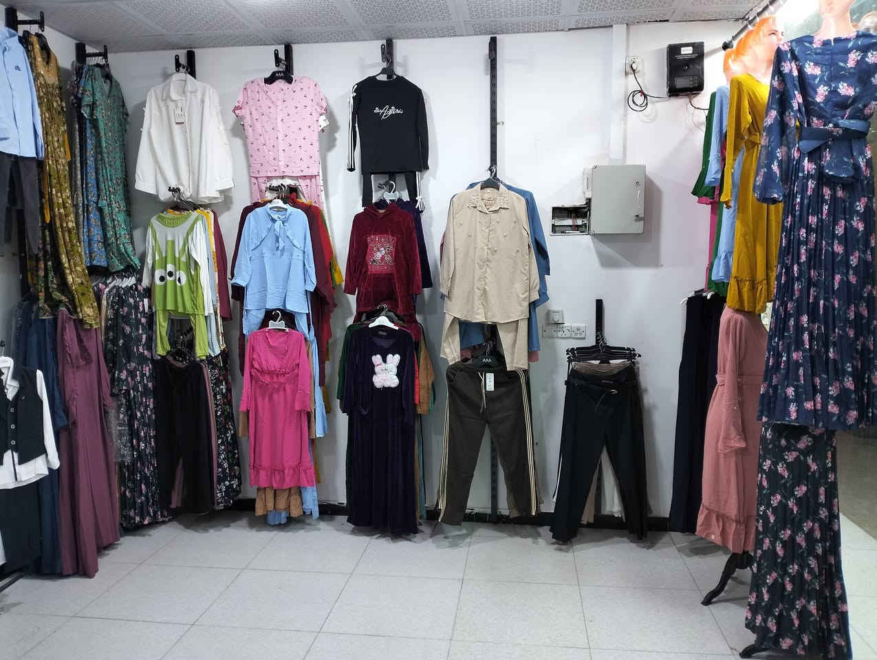 السلام عليكم ديكور محل للبيع هو والبضاعه وسعر بلاش للتواصل ***********
