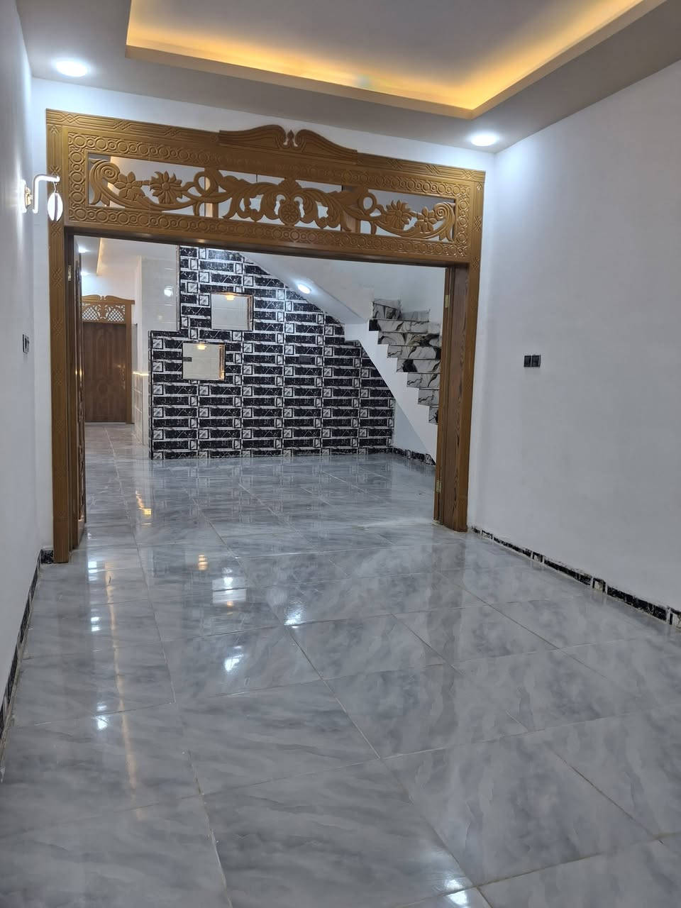 **عقار للبيع في النجف الأشرف - مقابل  قرية الغدير عمود 282**
**التفاصيل:**
- الموقع: مقابل قريه الغدير خلف بانزينخانه انوار الغدير عمود 282، قريب من السوق
- المساحة: 100 متر جاهز للسكن 
- السعر: ٤٨مليون دينار عراقي مع المجال
- البناء: طابوق، أساس وسقف كونكريت
- الأرضية: بورسلين
- السقوف جبس 
- أبواب: صاج درجة أولى
- مواصفات البيت:
 - استقبال
 - 1 غرفة نوم
 - صالة
 - مطبخ
 - حمام (صحية)
 - مكشفة
- الخدمات المتوفرة:
 - سوق قريب (100 متر)
 - ماء اساله خطين 
 - كهرباء + مولد
 - شوارع مبلطة
 - شارع عرض 10 متر
 - مدارس قريبة
**الرقم للاتصال:**
***********
واتساب او مراسله الصفحه
