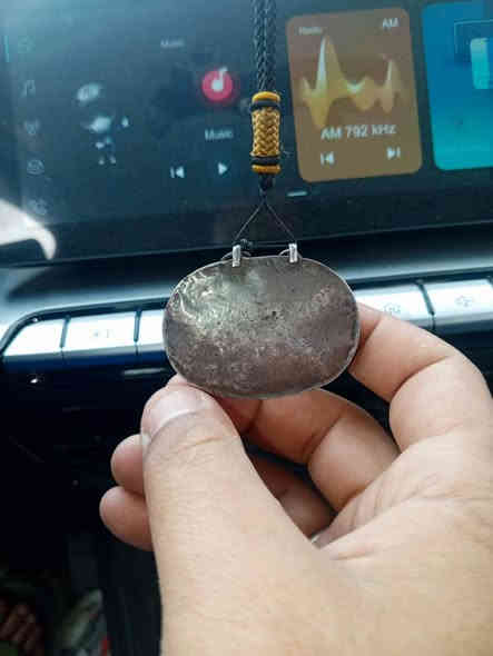 سلام عليكم 
هاي القلاده تعود إلى الزمن العثماني جبتها ويا من تركيا مال تنقيب فضه وبيها حجره يمانيه وزنه ب60الى 70غرام 
الي يحب يقتنيها ياخابر ويدلل.***********
