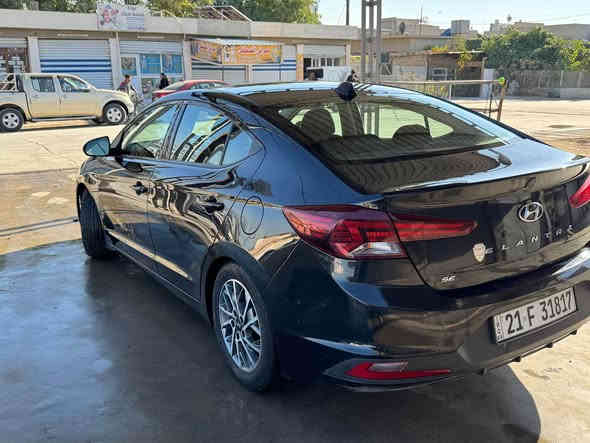 سلام عليكم عندي النترا 2020 مثل ما موضح بلصور شلون نضيفه وحادثها سطحي الباب ماشيه 61 الف ميل السياره كيرها محور من CVT الى AT مرغوب مواصفات SE المعروفه للستفسار *********** بغداد
