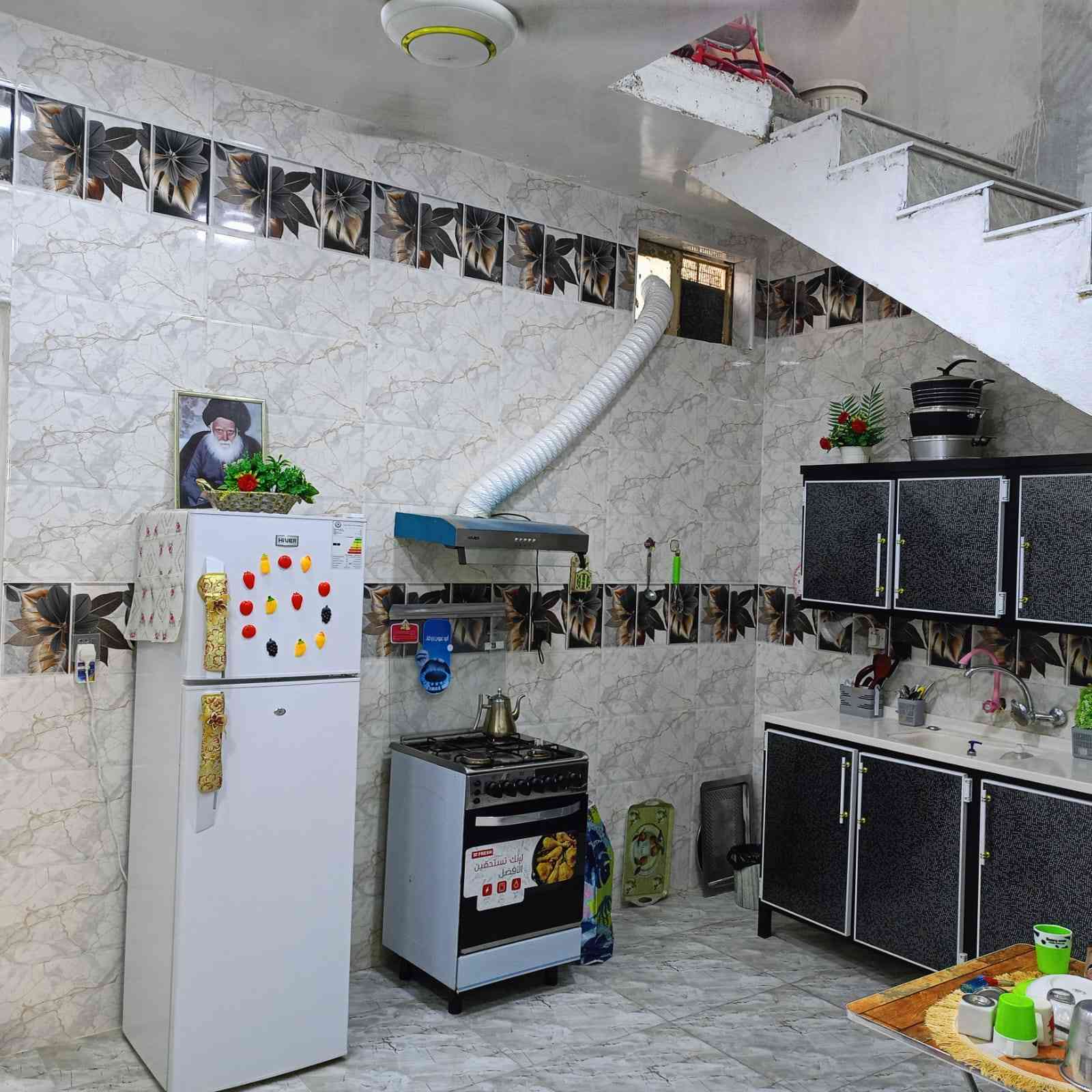 السلام عليكم.... دار للبيع في الكوفه المساحه ١٤٠ متر يحتوي على غرفه ومطبخ واستقبال وصاله وصحيات داخليه و خارجيه البناء طابوق الأساس صب والسقف صب.. 
العنوان الكوفه خلف مسجد السهله شارع معمل الدبس فرع الامام الرضا السعر ٤٧ وبي مجال ... 
الاتصال على الرقم *********** يوجد واتساب
