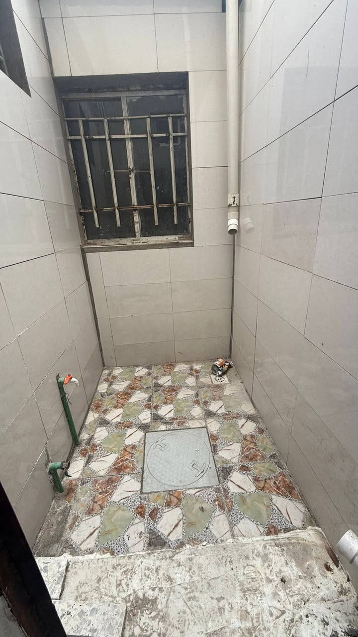 _ مساحته112متر

_ تبليط مجاري كهرباء ماء 

_ استقبال غرفة مطبخ خدمات هول 

_ للاستفسار ***********
