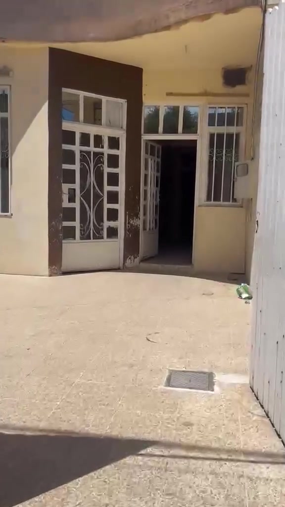 بيت لليجار حي السماح الولى طابق ونص 
قرب مدرسه مكه سعر اليجار 300 وبي مجال 
الاستفسار الاتصال ع 
اسيا***********) 
كورك ***********
او مراجعه مكتب ابو روان للعقار حي السماح الولى قرب مدرسه مكه
