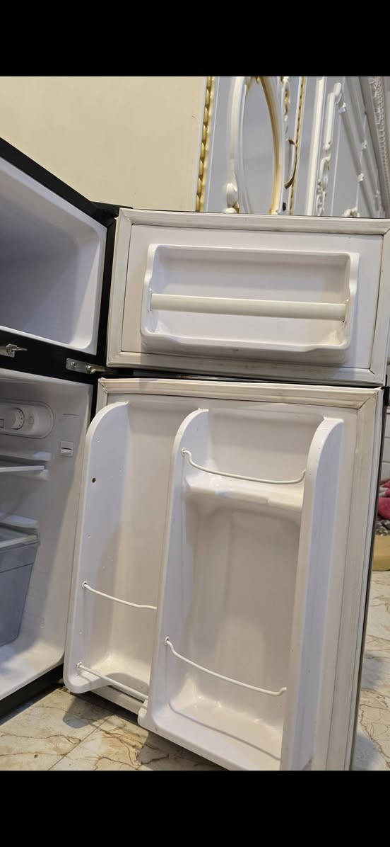 ثلاجة نظيفة مستعملة للبيع 
الطول 81 سم
العرض 47 سم 
تبريد و فريز شغالة 100٪ 
مابيها اي ضرر فقط سطحها من فوق محكوك شوية من اللون مثل ما موضح بالصورة 
السعر 100 الف


**إذا كنت صاحب هذا الإعلان وتريد حذفه لأي سبب، رجاءا أرسل رسالة إلى الدعم الفني**