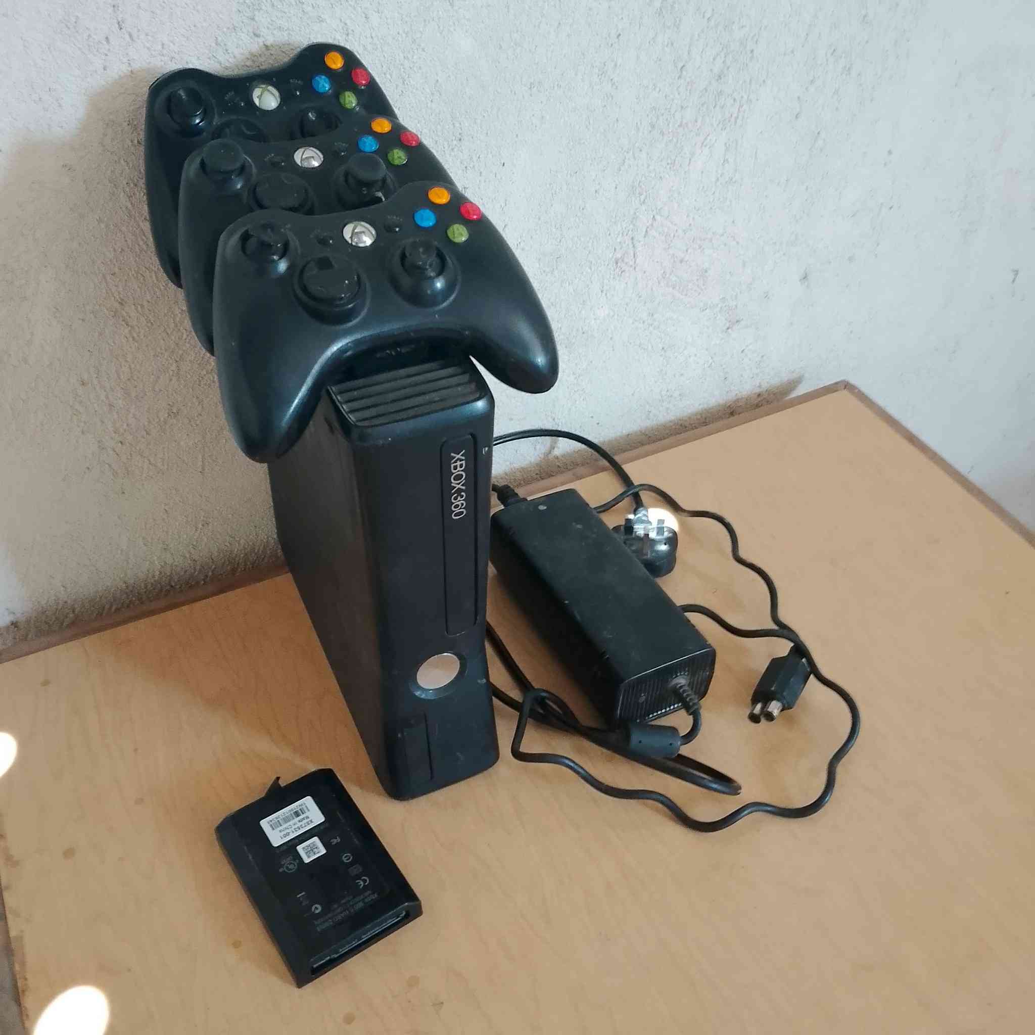 سلام عليكم بلي اكس بوكس 360سلم هارد واحد بي 76العبة وية 3جوستكات شحن سعر 120قفل وحياهم الله رقم ***********    ***********
