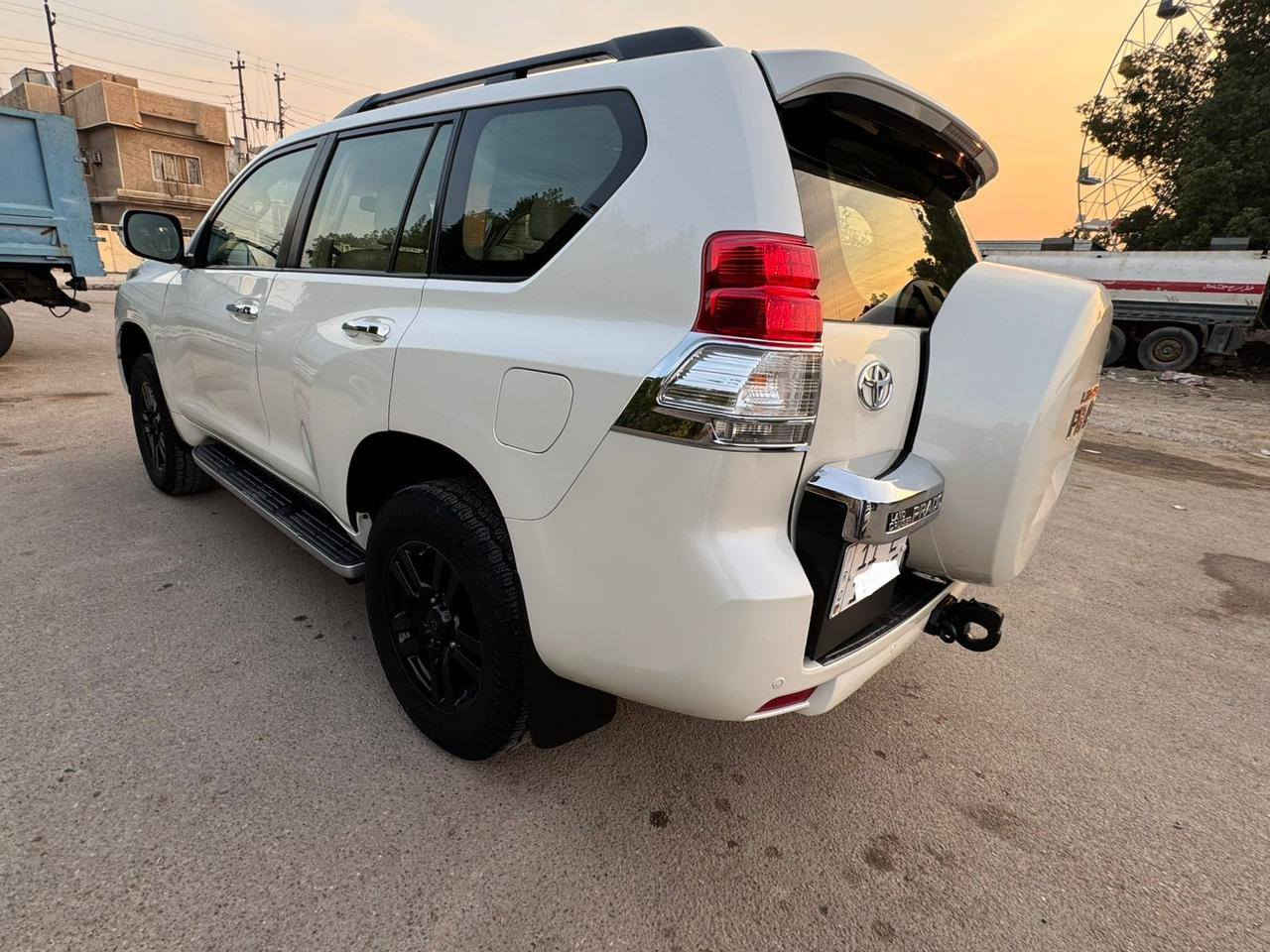 السلام عليكم تويوتا برادو كويتي موديل 2010 فول 1/1 مواصفات لكزس محرك 4000 /6 سلندر تخم تاير جديد صدر امامي خلفي جديد رقم بغداد انكليزي باسمي مواصفات السيارة سلايد قماره دبل تانكي دفع رباعي داخل جلد بيجي ثلاجة تحكم ستيرن حساس امامي خلفي كامره اماميه خلفية 4 جهات 12 ايرباك لايت زنون كشنات اماميه كهرباء خزن ميموري كشنات اماميه تدفئه تبريد شاشه اصليه DVD بالسقف مري جانبيه شفط كهرباء 7 راكب 3 قطع تبريد بلوتوث CD  منفذ AUX/USB اضائه لدي بالابواب داخلي اضائه ترحيب السيارة مكفوله كفاله عامه من الصبغ فقط باب السايق بارد/ محرك مكفول اكسل امامي خلفي مكفول كشنات الخلفيه كهرباء  شفط سبعه راكب  السيارة جكات فول لمتد أعلى مواصفات بالبرادو عنواني بغداد رايد مراوس هاتف ***********
