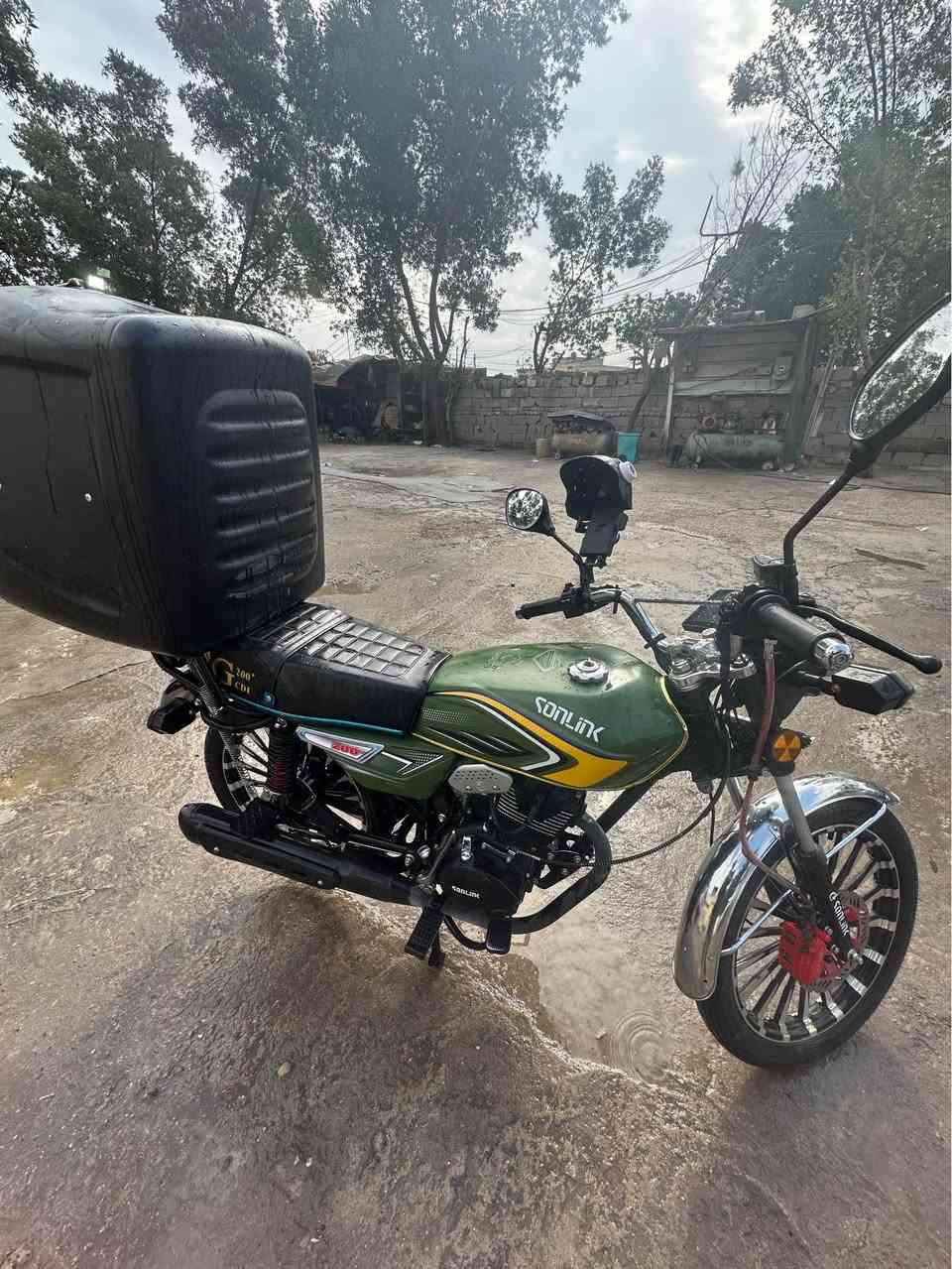 السلام عليكم 
سونك 200 c 
الدراجة ماشية ١٨٠ كيلو بعدها زيرو 
بصمة تشغيل عن بعد
ممشتغله دلفري ابد 
ممفتوح بيها برغي صار شهر من نزلتها
اريد مراوس او بيع
اذا مراوس اريد دراجة مرقمة 
وذا بيع السعر ٨٥٠ وبيها مجال
*********** 
مكاني بغداد الزعفرانية او الدورة . بغداد, العراق
