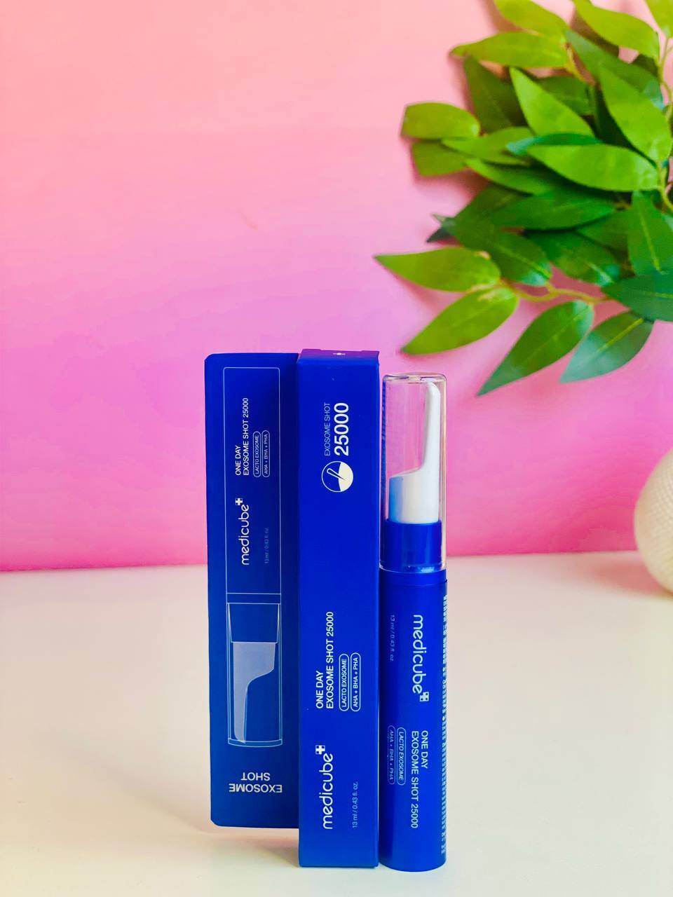 ✨سيروم ميديكيوب ون داي إكسوسوم شوت 25000 (Medicube One Day Exosome Shot 25000) هو أمبولة مركزة للعناية بالمسام مصممة لتحسين ملمس البشرة وتعزيز إشراقها. يستخدم تقنية متقدمة مستوحاة من المايكرونيدلينغ لتعزيز امتصاص المكونات النشطة بعمق في الجلد. 

✅الميزات والفوائد الرئيسية:-
تقنية الإكسوسوم المغلفة بالإبر الدقيقة (Spicule): يحتوي السيروم على 25000 جزء في المليون من الإكسوسومات (Lacto Exosome) التي تعمل كإبر مجهرية لإنشاء قنوات دقيقة في البشرة، مما يزيد من امتصاص المكونات الفعالة بنسبة تصل إلى 262%.

✔️ يساعد بشكل واضح وملحوظ على تقليل مظهر المسام الواسعة وتنظيفها بعمق.
✔️ يعمل على تنعيم البشرة وإزالة خلايا الجلد الميتة بفضل مزيج من أحماض التقشير اللطيفة (AHA + BHA + PHA).
✔️ يعزز مرونة الجلد ويساعد في ترميم حاجز الحماية الطبيعي للبشرة.
✔️ يمنح البشرة نضارة وصفاءً ويساعد في توحيد لونها بفضل مكونات مثل النياسيناميد. 
كيفية الاستخدام
✔️ يوصى باستخدامه كعلاج مكثف مرة واحدة أسبوعياً، ويفضل أن يكون ذلك في المساء.
⭕ملاحظة: قد يشعر المستخدم بوخز خفيف أو إحساس بالحرارة، وهو أمر طبيعي ويدل على أن المنتج يعمل بفعالية.
#الاصلي المنشأ كوريا 🇰🇷💯
للحجز والاستفسار راسلو على الواتساب *********** https://whatsapp.com/channel/0029Vb6CNF2EquiRAycW0j1i او على الماسنجر 
🚘يوجد خدمة توصيل لجميع محافظات العراق 🇮🇶
