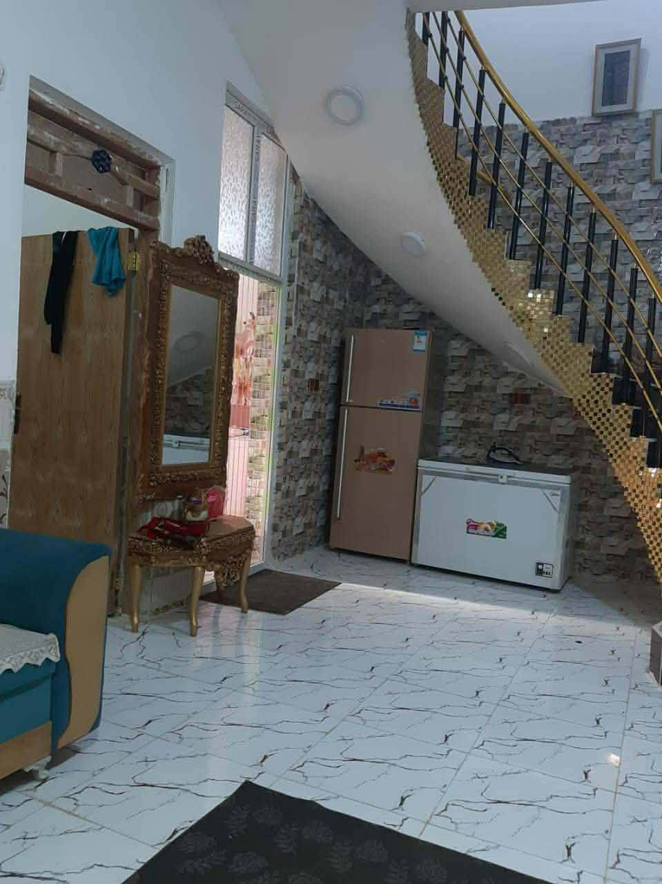 بيت للبيع طابو صرف طابقين🏫
            مساحة 140
مقابيل المجمع السكني عبد الحسن ملاغي🏢🏢
جوه غرف النوم صاله إستقبال
مطبخ  مع مجمع صحيات ومنور
فوك غرفتين نوم صاله مطبخ 
مجمع صحيات خارجيه 
كراج سياره وجه البيت سيراميك
المكان حي سيده زينب 
السعر 170وبي مجال 💵
***********المندوب العقاري حيدر 📞
