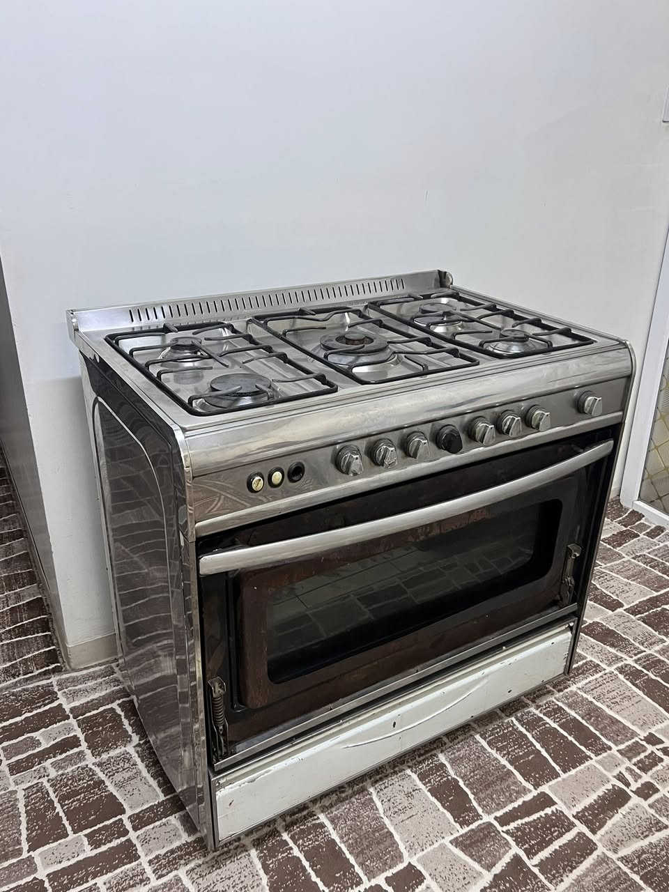 طباخ مستعمل شغال ميه بالميه خمس عيون شغالات الفرن شغال
ناقصه بس الجامه الاماميه مال فرن 
الي يريد الطباخ يخابرني على 
مكاني بسمايه
هذا رقم التليفون للتواصل ***********
