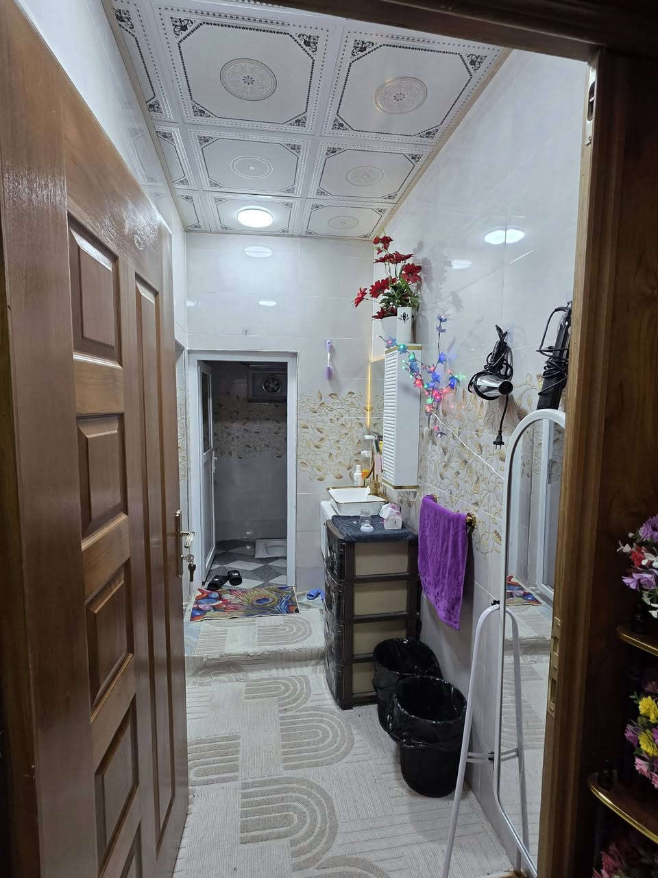 السلام عليكم
الدار للبيع طابو زراعي سند 25 مساحة البيت 1200 متر تحويل مباشر يحتوي البيت على غرفتين مساحه كل غرفه 5×5 
واستقبال 6×4........
وصاله 6×4........
ومطبخ 4×3.....
ومجمع صحيات داخلي وخارجي .............
البيت السقف صب كونكريت وبناء طابوق البيت كامل اي نقص مابيه .........
موقع الدار على شارع السياحي .......
متوفر كافة الخدمات ....
حديقه 300 متر 
الموقع . .. سياحي .. قريه المزيديه .....
للاستفسار ***********
