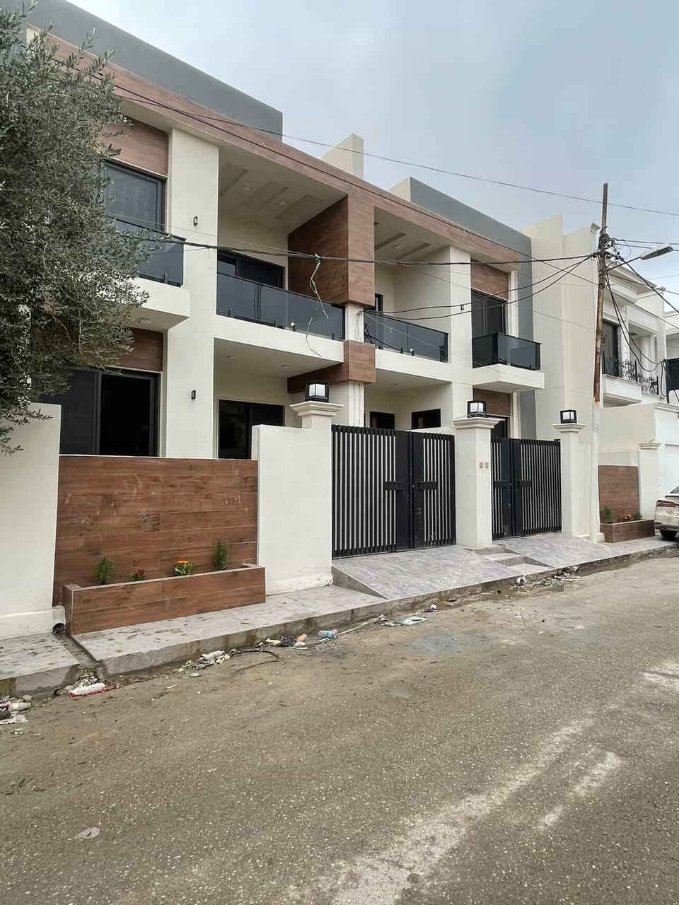 🔶#نوع العقار 👈: داران ZERO لاصحاب الذوق والفخامه 🏡
🔶المساحة :👈 كل دار (150)م 
🔶الواجهة :👈 كل دار (7نص )م 
🔶تفاصيل :👈( يتكون دار من طابقين 

الطابق الاول : يتكون من غرفتين نوم واستقبال وهول ومطبخ حار بارد وصحيات بالاضافه لكراج سياره 

اما الطابق الثاني : يتكون من غرفتين نوم ومجموعه صحيات وهول 

🔶موقع العقار :👈 ( 📍كركوك طريق بغداد حي معلمين مقابيل جامع الفتح 🏡  ) 💯

🔶نوع الملكية :👈 طابو ملك صرف بأسم شخص واحد 

🔶#سعر :👈 ليصلك السعر علق ب ( تم ) 💸

🔶للمعلومات :👈اكثر مراجعة مكتب عماد للعقارات 
او مراسلة صفحه 👇

🔶الاتصال مسؤول ☎️

📞07730_161_568

📞0777_649_1016

📞0770_134_0982

📞0770_667_8585

📞0770_131_9545

🔶لا تترددون بالتواصل معنا لدينا خبرة متراكمة
في عالم العقارات 
نساعدك على معرفة احتياجك و كل ما هو مناسب و 
الافضل لك 

🔶عنوان المكتب:📍 كركوك طريق بغداد مقابيل هولدنيك سلام  نستقبل جميع العروض السكنيه والتجاريه بكافة مناطق كركوك وبأشراف محامي عماد 

موقع المكتب https://l.instagram.com/?u=https%3A%2F%2Fmaps.google.com%2F%3Fq%3D35.434261%2C44.377026&e=AT133Fkttos1ceSkFKAr97oIy0Hm4kdadP3zTGcw7vkc3dJDNaofikOcX3VfbD4P-g5LWL4oQ30GsUbVU2WVj0XJn0eHtgt0hij6yeV3yObLuYI-CBMhU4eyDyQL

#عقارات_كركوك #بيع_شقق_كركوك #ايجار_كركوك  
#عقارات_طريق_بغداد #عماد_للعقارات #استثمار_عقاري  
#بيوت_للبيع #عقار_العراق #شقق_للبيع #مكتب_عقار
