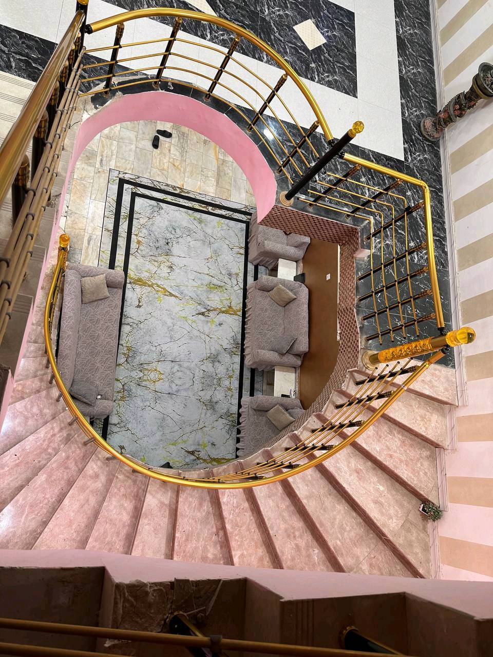 بيت للبيع مساحته ٢٢٥ طابقين 
الموقع شارع الجمعه 
تفاصيل البناء 
محل غذائيه 
واستقبال وطارمه صاله 
غرفه 
منور + صحيات عدد ٣ 
الطابق الثاني غرفتين وصاله وصحيات 
وشقه فوك المحل 
واجهه البيت ١٥ 
شارع المنطقه ١٥ متر