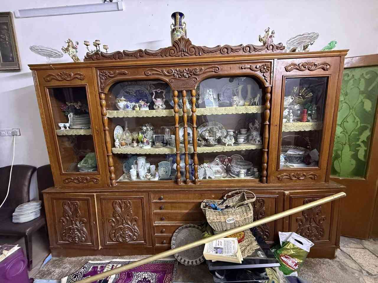 بوفيه للبيع 200 الف *********** بدون غراض فقط البوفيه وبيه جام كامله كلشي وجديده
