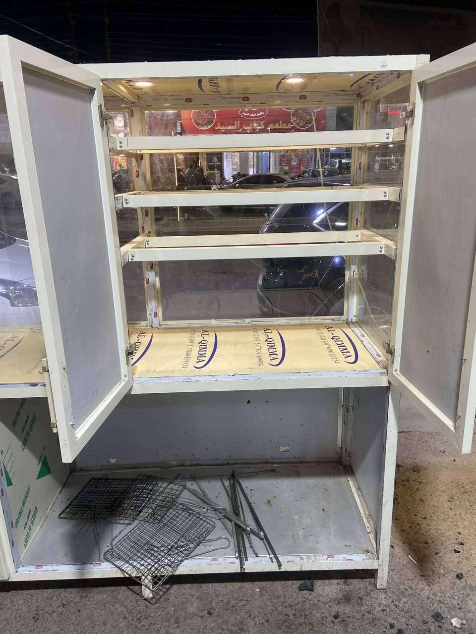 للبيع/للببع
كابينة كباب ومقبلات
و شواية دجاج كهربائيه
تعمل حطب وغاز جاهزه وشغاله
سعر الكابينه /٤٠٠ الف دينار كامله
سعر الشوايه ٨٠٠ الف دينار كامله وشغاله
العنوان هيت مطعم كرسبي لاند بجانب محكمة هيت
للاستفسار الاتصال
 على الرقم ***********// ***********
