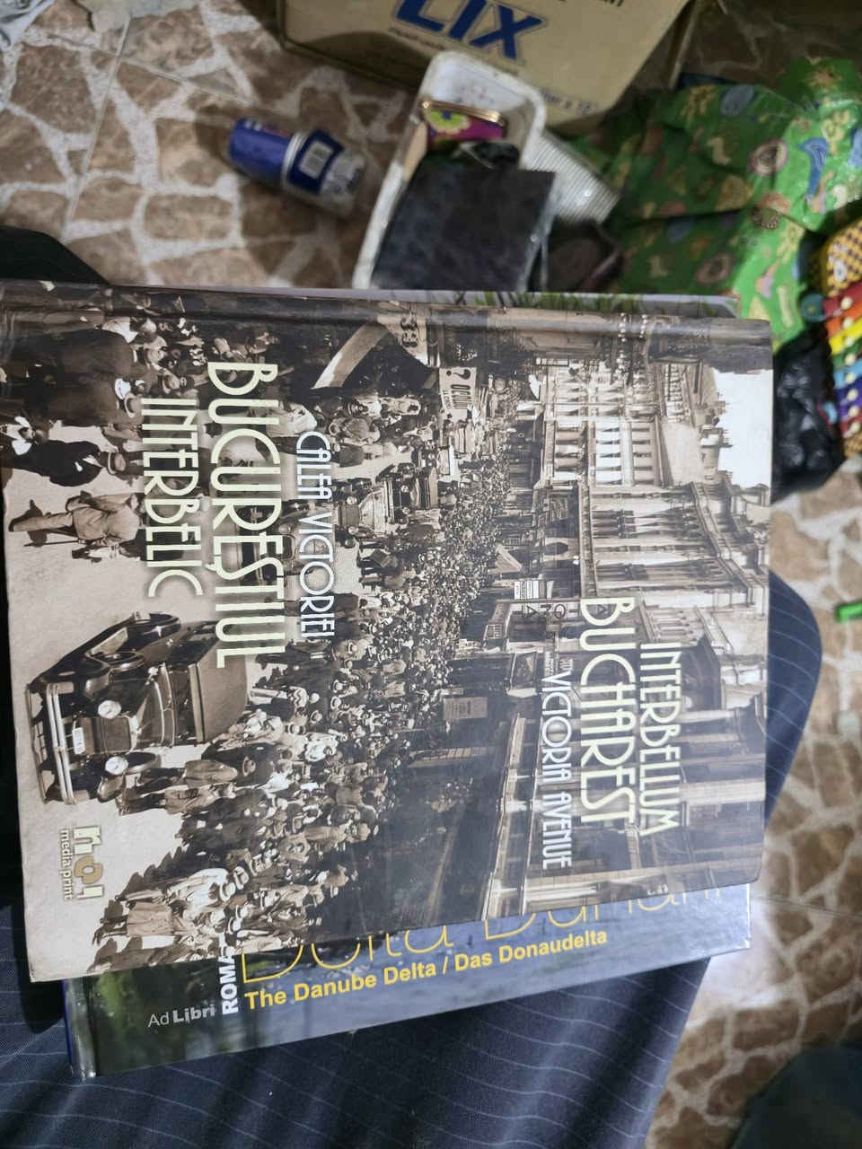 📚 للبيع في بغداد: ألبومات صور فوتوغرافية ملكية فاخرة ونادرة عن رومانيا (طبعة أوروبية) 🇷🇴✨للبيع كتابين مميزين جداً وفخمين (Hardcover) من مكتبتي الخاصة، موجهين لعشاق التاريخ، الجغرافيا، والتصوير الفوتوغرافي المحترف. الكتب غير متوفرة في الأسواق المحلية داخل العراق وثنائية وثلاثية اللغة (تتضمن الإنجليزية).🔍 الكتاب الأول: Bucureștiul interbelic: Calea Victorieiعن الكتاب: ألبوم صور تاريخي يوثق العصر الذهبي لمدينة بوخارست (فترة ما بين الحربين العالميتين) وشارع فيكتوريا الشهير. يحتوي على لقطات نادرة للحياة اليومية، العمارة الفاخرة، والسيارات الكلاسيكية.اللغة: روماني / إنجليزي (Bilingual).دار النشر: Noi Media Print (أوروبا).🔍
 الكتاب الثاني: Delta Dunării / The Danube Deltaعن الكتاب: للمصور العالمي الشهير (Florin Andreescu). ألبوم فوتوغرافي ساحر يوثق الطبيعة العذراء والحياة البرية النادرة في دلتا الدانوب (المحمية الطبيعية المدرجة ضمن اليونسكو)، غني بصور الطيور والبحيرات بجودة طباعة فائقة.اللغة: روماني / إنجليزي / ألماني.دار النشر: Ad Libri.
📌 حالة الكتب: ممتازة جداً ونظيفة (بحالة ورق المصنع).💰 السعر المطلوب للكتابين معاً (سعر خاص للمجموعة): 50,000 دينار عراقي فقط! (قابل للتفاوض البسيط للشاري الجاد).📍 مكان التواجد / التسليم: بغداد (يمكن الاتفاق على مكان التسليم أو التوصيل).💬 للتواصل والاستفسار: يرجى إرسال رسالة خاصة على الخاص (أو ترك تعليق).


**إذا كنت صاحب هذا الإعلان وتريد حذفه لأي سبب، رجاءا أرسل رسالة إلى الدعم الفني**