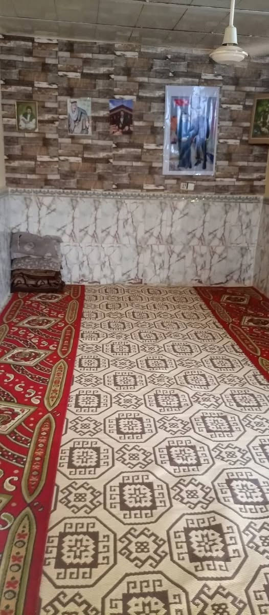 بيت مساحه 190 يحتوي لبيت غرفتين وصاله ومطبخ وستغبال وصحيات وساحه كبيره+قطعه مساحت لقطعه 207البيع  زراعي خدمات كامله ماي ومجاري وكهرباء وشوارع تبليط استفسارسعر خاص العنوان لمدثره قرب صيطره جهه المشتل ***********
