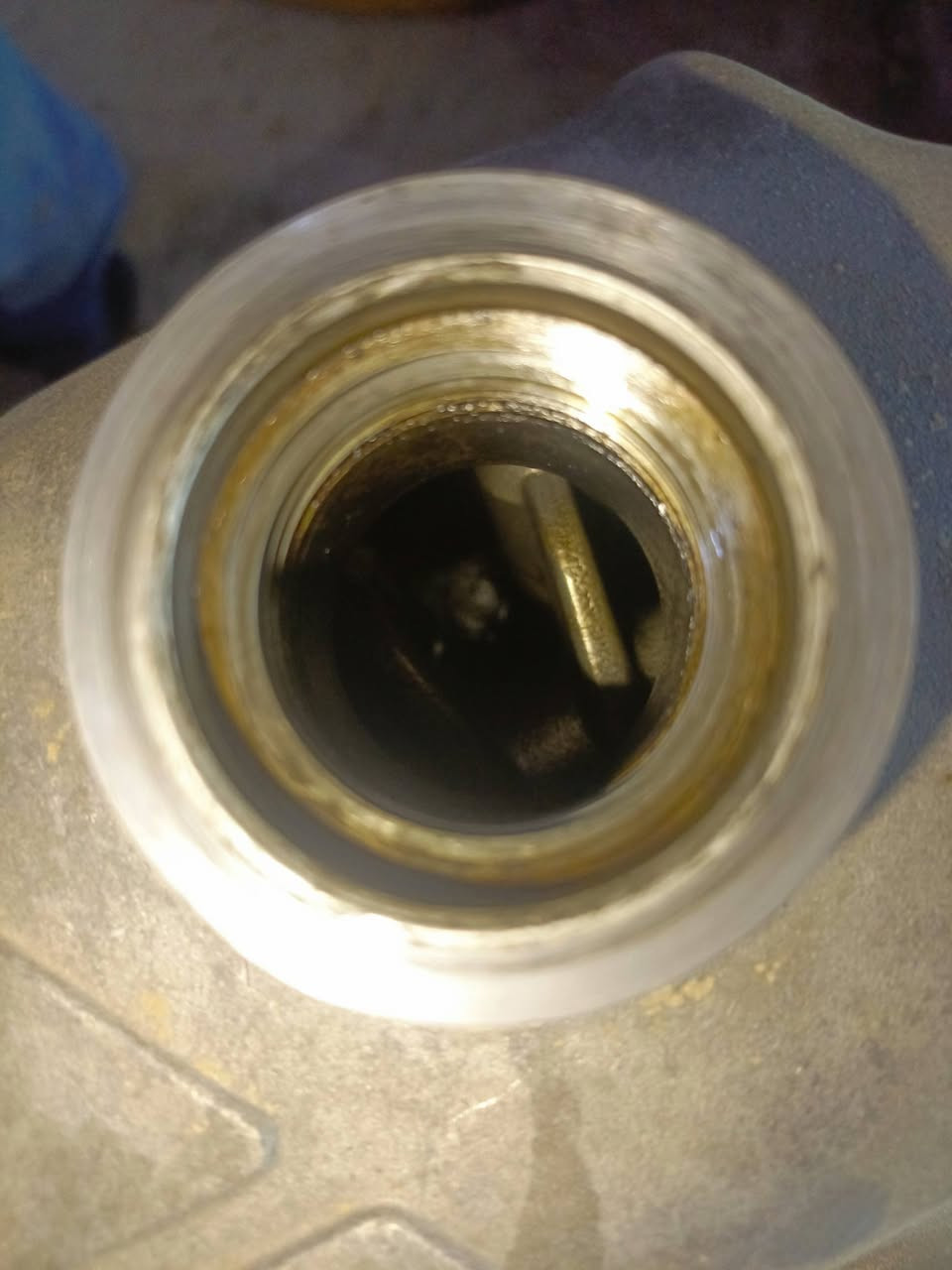 السلام عليكم.فلاوين بيه حادث للبيع ..مكينه وكير جدد حيل غرفته نضيفه ..ديوانيه ***********
