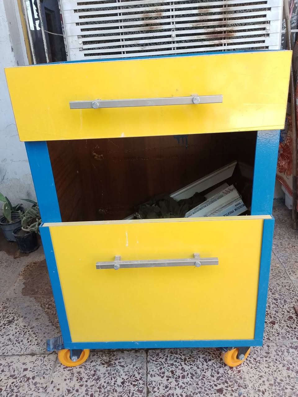 ميز كتر درجه اولى مع جحش ممتاز للبيع ديالى بعقوبة 
***********
