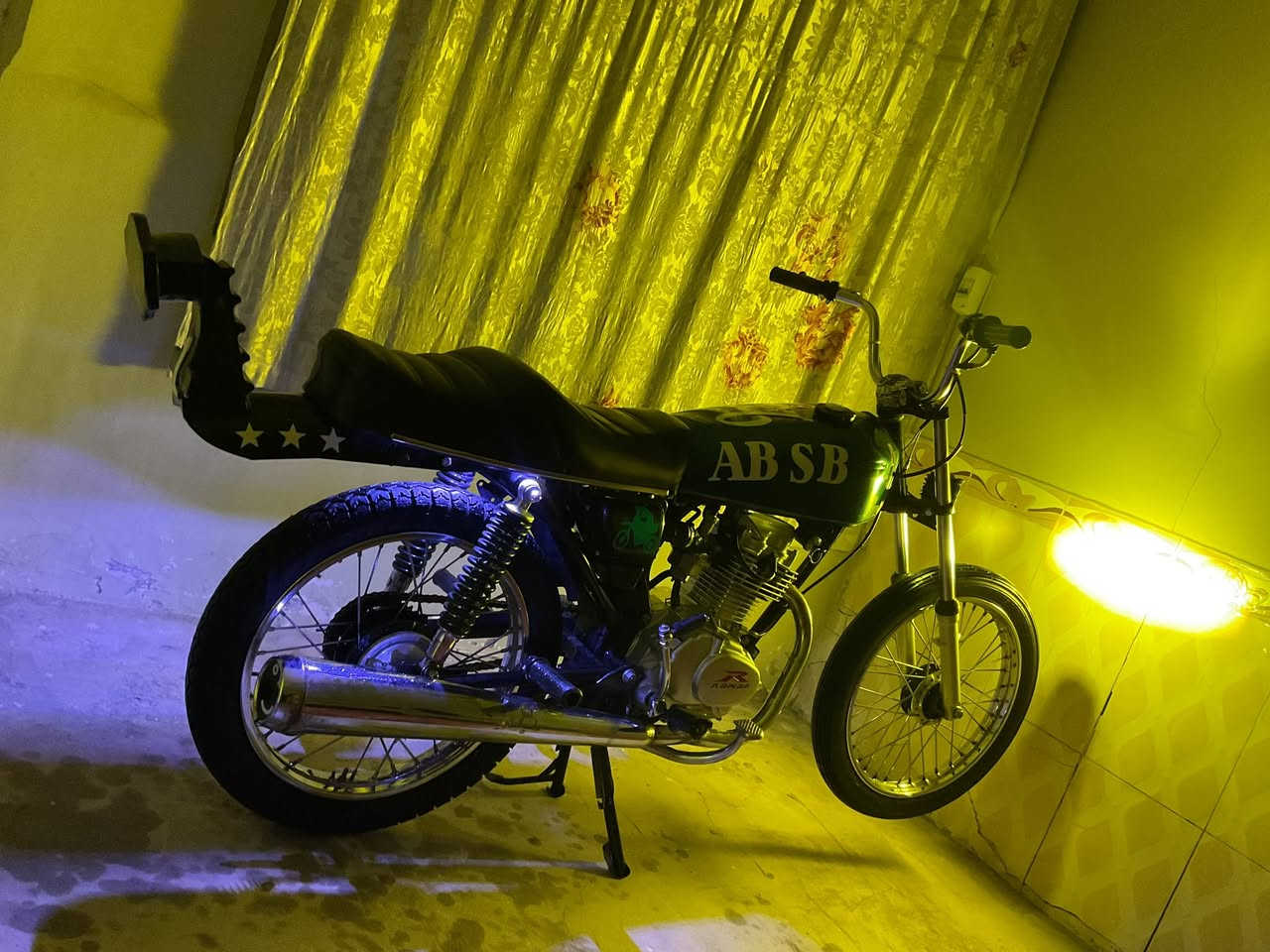 سلام عليكم أربعه كير لبيع  اصولي وكيلها لعارضي   شاصي 20 تعمير 26محرك رابيدو السعر  850وبيها مجال قليل لشراي يجي خاص أو ينتصل هاذه رقمي ***********
