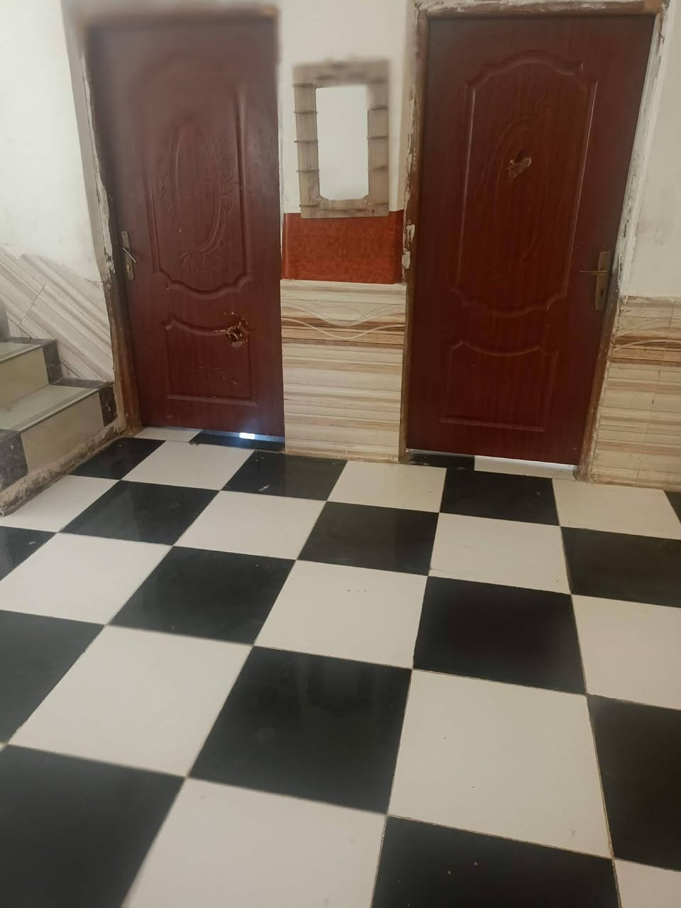 بيت للبيع صاله وغرفتين وصحيات مجموعتين وبراني ومطابخ عدد 2,البيت حديث بنائه بل 19 أساسه كونكريت مسلح رباط شبابيك داير مسلح مسقف عكاده/السنيه حي السلام مقابل بيت ابو شمس الشمري رقم الهاتف ***********
