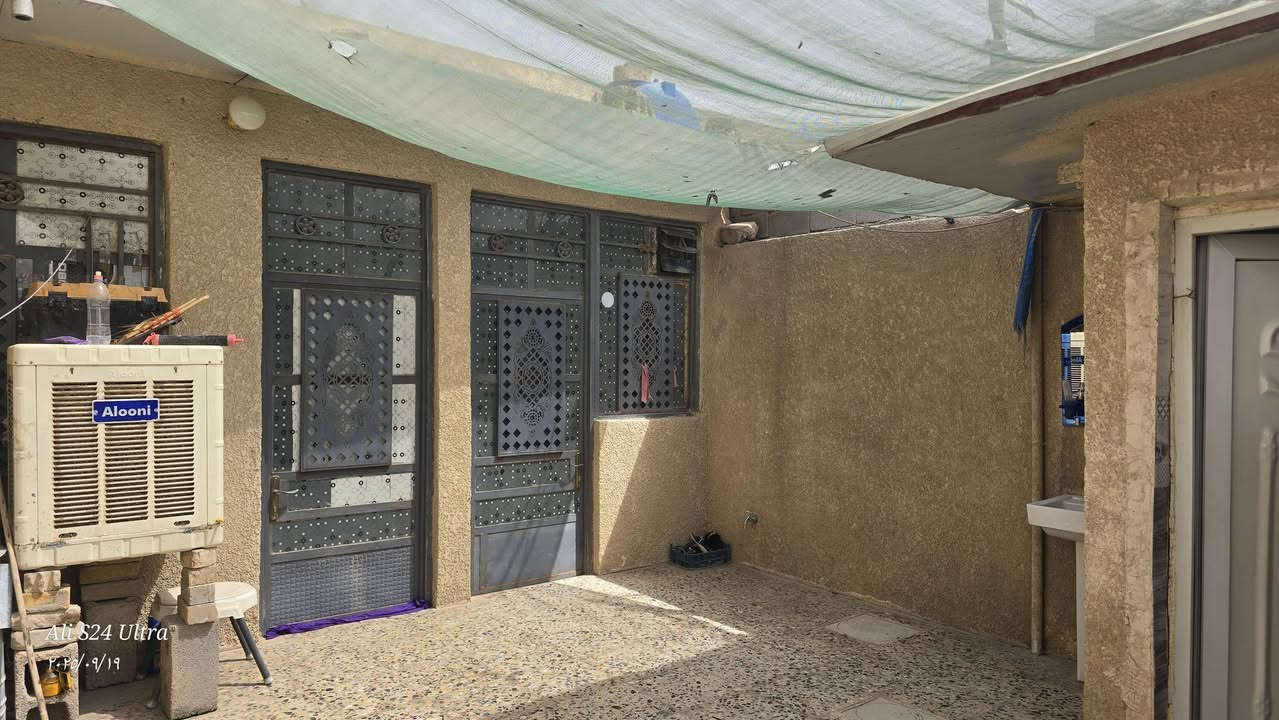 دار للبيع المساحة ١٠٠ م
شارع المكبس عالشارع مجاور اسواق السندباد 
يحتوي على كراج ،استقبال ،مطبخ ،٢ غرف ،حمام ،منور ،
 ***********
