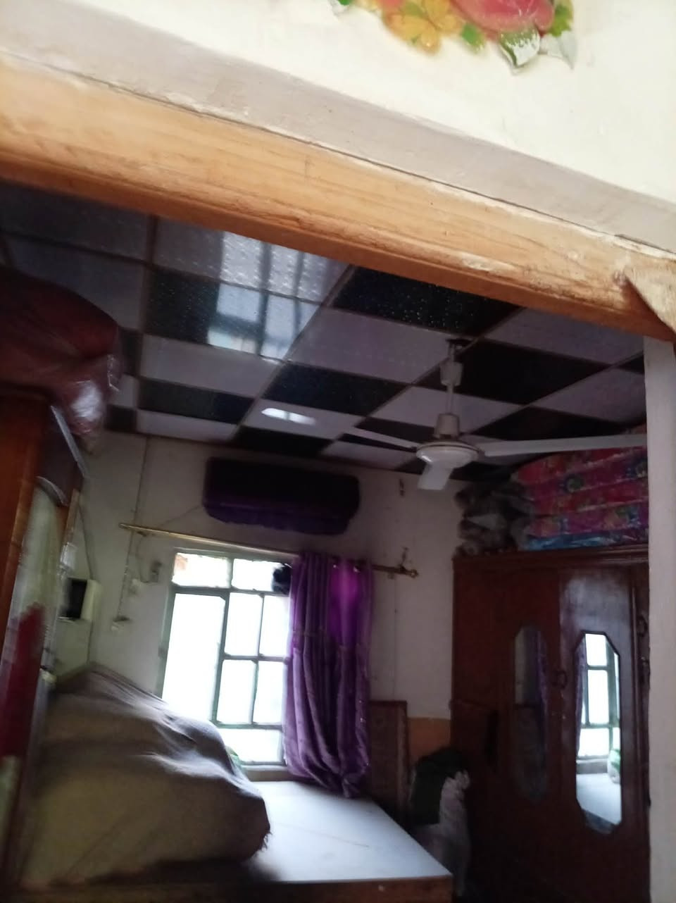 بيت للبيع المساحه ١٩٠ بي غرفه وصاله ومطبخ وتخاريج وبي استقبال هيكل ومساحه وره البيت قرب مدرسة حلوان استفسار اكثر  اتصل على الرقم واتساب  ***********
