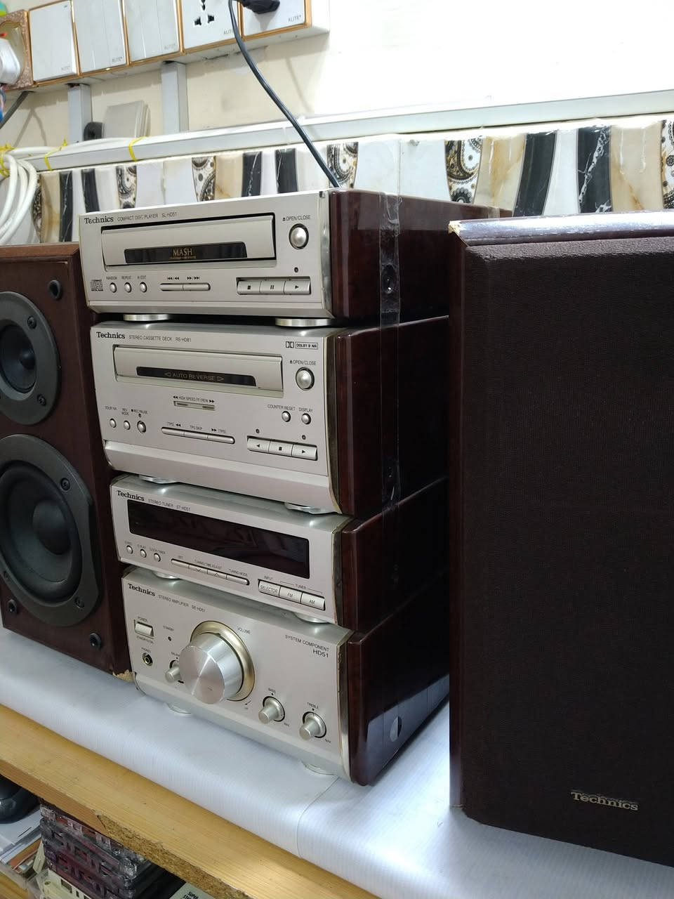 السلام عليكم ورحمة الله وبركاته ، مُبارك عليكم شهر رمضان المبارك ، و كُل عام و أنتم بألف خير ، من رخصة الآدمن ، جهاز ميني سيستم ماركة Technics , الجهاز أربع قطع ، قطعة ال CD , و قطعة الدك كاسيت لغف ، و قطعة الراديو والمُبرمج ، و قطعة اللأمپليفاير ، الجهاز يعمل على جهد 220 ڤولت ، نسبة نظافة الجهاز تقريباً 100% ، تَحكم منطقي بين قطعة و قطعة ، يحتوي على مدخل Optical Audio , و يحتوي على مدخل و مخرج RCA ، الجهاز على وضع الشركة ، غير داخل للتصليح ، صوت الجهاز جداً حلو و عالي و صافي ، للأستفسار عن السعر أو أي شيء آخر الإتصال على الرقم *********** ، أو على الخاص ، مع تحياتي للجميع ، أخوكم المهندس المعماري حسين.
