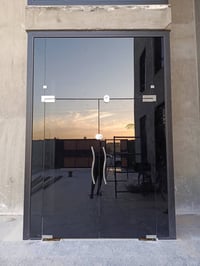 نعمل الزجاج السكيورتي ال ١٠ملم المقسى ضد الكسر وبكافه ألوانه مع اكسسوا...