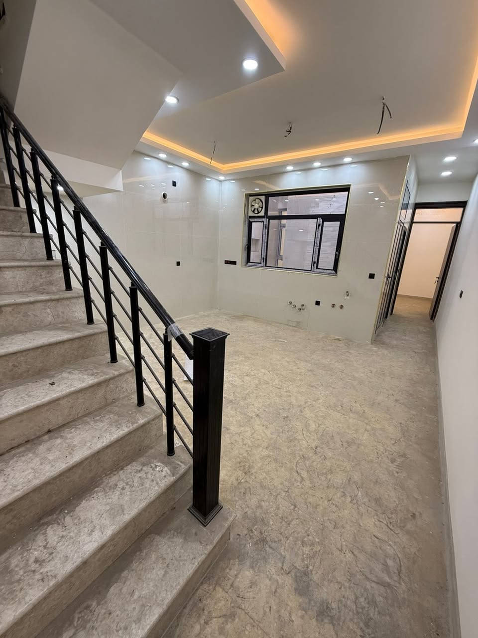 للبيع✅
100م.     20x5

🔸تسلیم مفتاح/ البناء درجة اولى(مدخلين)

🔸الطابق1️⃣:گراج صغير-أستقبال-مطبخ حار بارد+غرفة نوم
🔸الطابق2️⃣:غرف نوم عدد(3)
(خدمات للطابق الأول والثاني-خدمات خارجية)

الموقع📍الشعب- -خلف النادي العربي
🔶السعر: 325 وقابل للتفاوض

مكتب الثقة للعقار🏛️
حي اور-شارع نادي النفط-مقابل مركز سناريا لطب الاسنان

***********📳
***********📳
