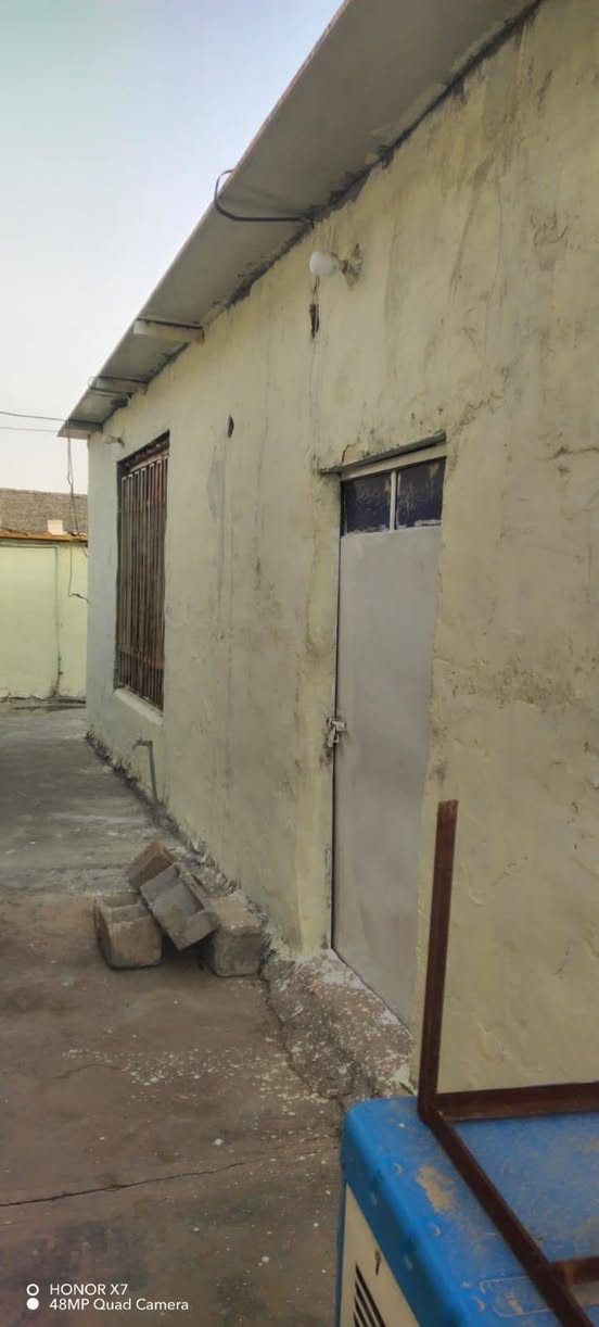 يالله سلام عليكم دار للبيع بغداد المدائن مقابل قاعه أوسكار خلف الغسل السيارات زراعي خدمات كامله تبليط كهرباء ماء زراعي يتكون الدار من غرفتين نوم وصاله واستقبال ومطبخ وكراج سيارة صحيات داخلية خارجيه مساحه الدار ٢٦٠ متر السعر ٤٥ وبي مجال بصيط للاستفسار الاتصال على الارقام *********** أو *********** وات ساب علماً السقف سندويج
