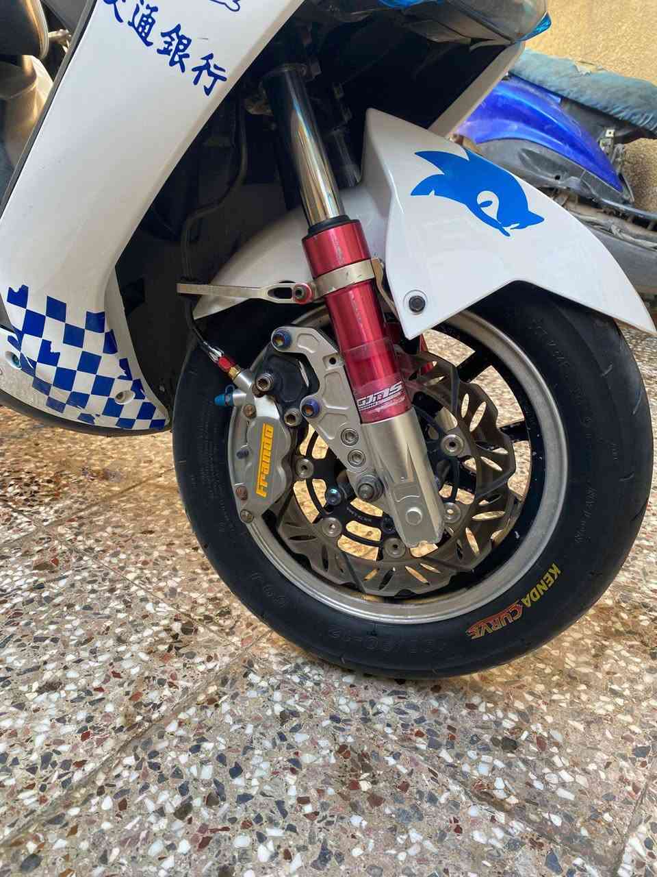 السلام عليكم
‏دراجه سكنس لد طلاعات 
‏مكلفولة من التاير لتاير وشرط ابيع من باب البيت ايشي يطلع بيها تاخذها ونطيك فلوسك
‏دراجه شلعتها كلش قوية ومعدل قفلت  بيها 120 بيها كلجات wf مكينة بلادي ما مفتوحة بل جيس وهذا التزويد البيها مو منا هية اجت هيج بس جم شغلة اني سويتها
‏
‏مكاني بغداد العامرية
‏***********
‏لعلم دراجه زيرو
