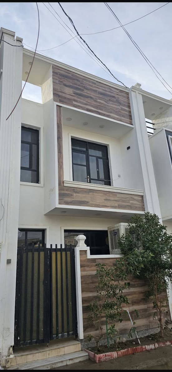 الدار للبيع منطقه البوعيثه مساحه 75 متر يحتوي على 3 غرف نووم واستقبال ومطبخ وصحيات عدد 2 داخل مجمع السلطان
***********
