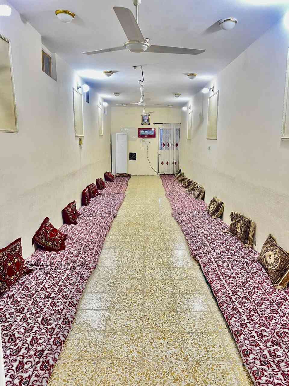 السلام عليكم دار للبيع يقع في منطقة الجمعيه الهاشميه مساحة الدار ٤٠٠ متر يتكون من أربع غرف نوم إثنان في الطابق الأرضي واثنان في الطابق الثاني مع استقبال خارجي للرجال مساحة ١٤متر .. واستقبال للنساء ٩ متر .. أضاف إلى وجود صاله كبيره .. ومطبخ... وصحيات عدد ٢ .... وكذلك وجود حديقه كبيره 
السند طابو صرف
فرصه مناسبه للسكن 
السعر يذكر عند التواصل والاتفاق 
للاستفسار الاتصال على هذا الرقم ***********
اتصال او واتساب
