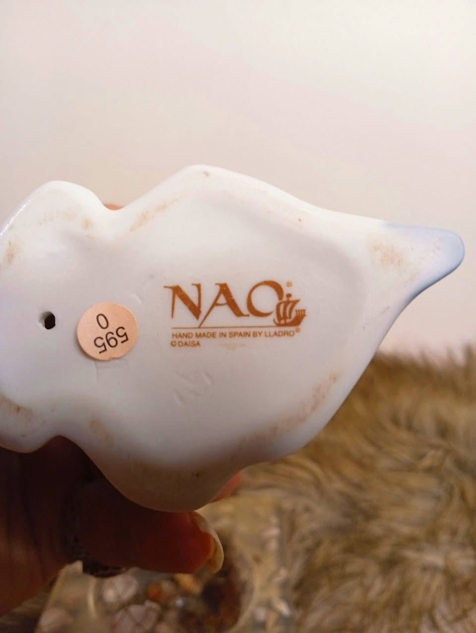 تمثال بنت صغيرة حاضنة جرو (كلب صغير) من البورسلين الإسباني الفاخر والشهير عالمياً NAO التابع لشركة Lladró المعروفة. القطعة أصلية بالكامل ومختومة من الأسفل بختم المصنع الرسمي وصناعة يدوية في إسبانيا (Handmade in Spain).
التمثال يتميز بلمعة البورسلين الناعمة والألوان الهادئة الكلاسيكية التي تعكس رقة وجمال التصاميم الإسبانية القديمة. الحالة ممتازة جداً ونظيفة وبدون أي عيوب، وتأتي مع قاعدة مميزة. قطعة راقية جداً ومثالية للديكور أو لهواة المقتنيات الفنية الفريدة.
السعر والتفاصيل على الخاص


**إذا كنت صاحب هذا الإعلان وتريد حذفه لأي سبب، رجاءا أرسل رسالة إلى الدعم الفني**