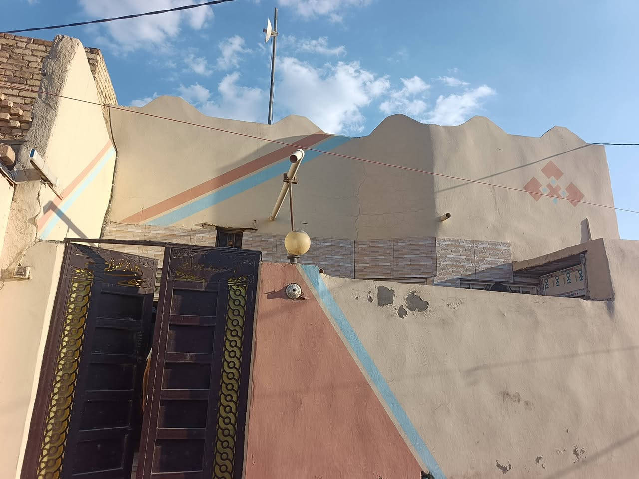 السلام عليكم بيت بالسعدي قريب على طريق ياحسين بيت وقطعه المساحة الكليه ٢٠٠ البيت ١٠٠متر  +قطعه هم ١٠٠ متر مسويه حديقه يحتوي على ستقبال ومطبخ وصاله وغرفه وحمام داخلي وصحيا خارجيه والطابق الثاني غرفه ماكمله عوزه بس سقف السعر 55 وبي مجال مبصيط  وطابو زراعي سند ٢٥ أي ستفسار الاتصال على الرقم ***********
